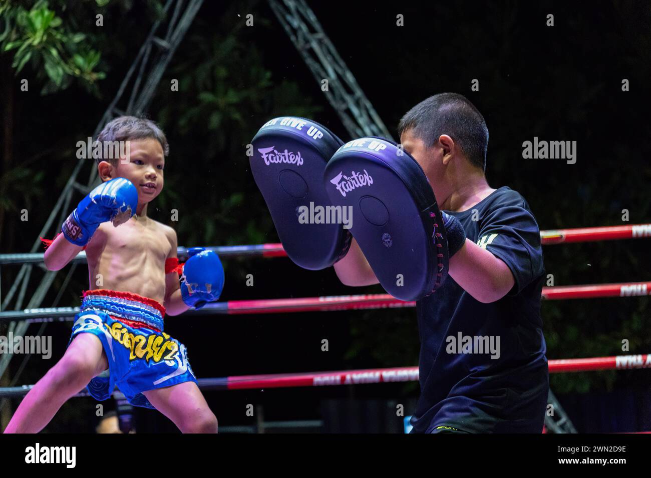 Koh Chang, Thaïlande. 24 février 2024. Un enfant thaïlandais a vu s'entraîner pendant l'émission hebdomadaire Muay Thai Fights, organisée par l'école de combat Koh Chang sur l'île de Koh Chang. Le Wai Khru Ram Muay, souvent abrégé en « Wai Khru » ou « Ram Muay », est un rituel exécuté par les combattants de Muay Thai sur le ring avant le début du combat. (Photo de Nathalie Jamois/SOPA images/SIPA USA) crédit : SIPA USA/Alamy Live News Banque D'Images