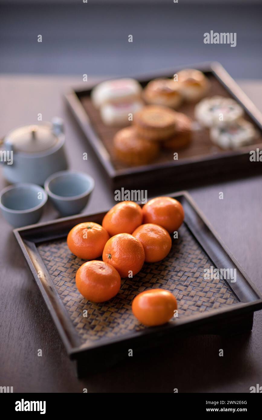 Orange, Mooncake et thé Banque D'Images