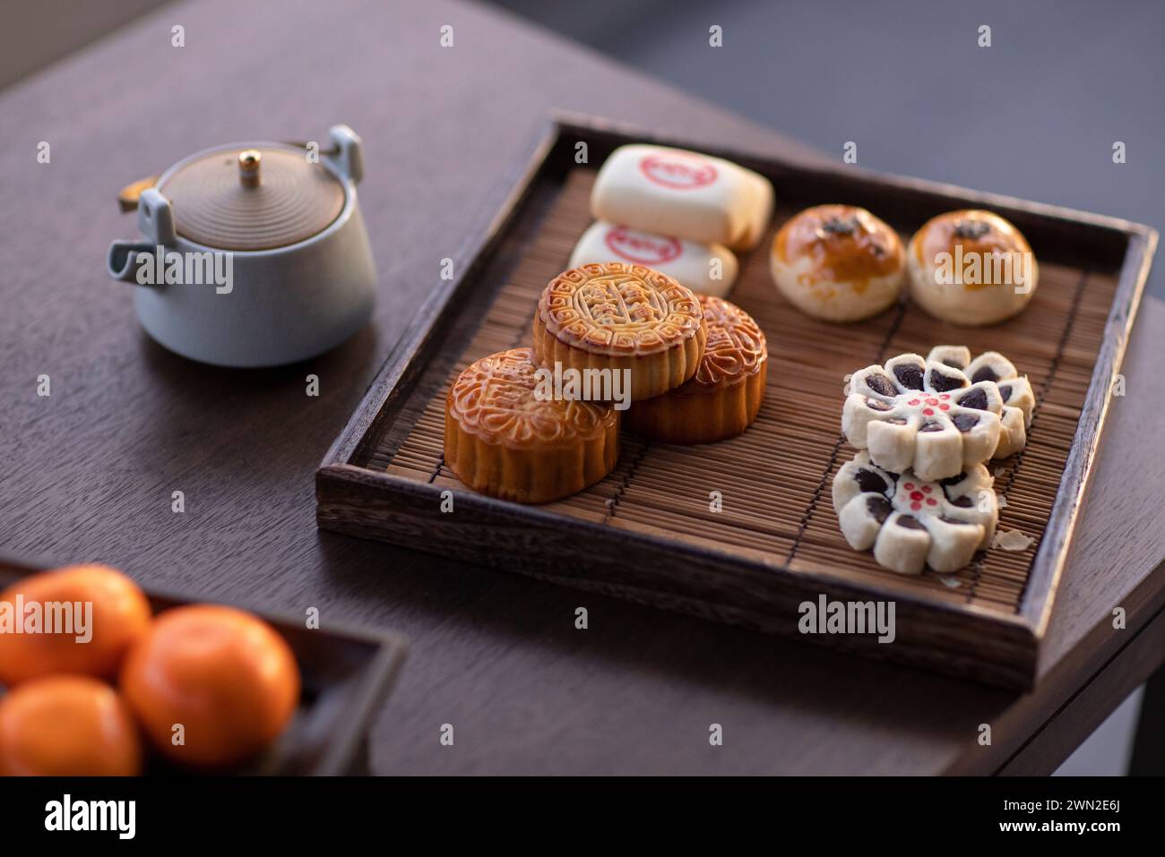 Orange, Mooncake et thé Banque D'Images