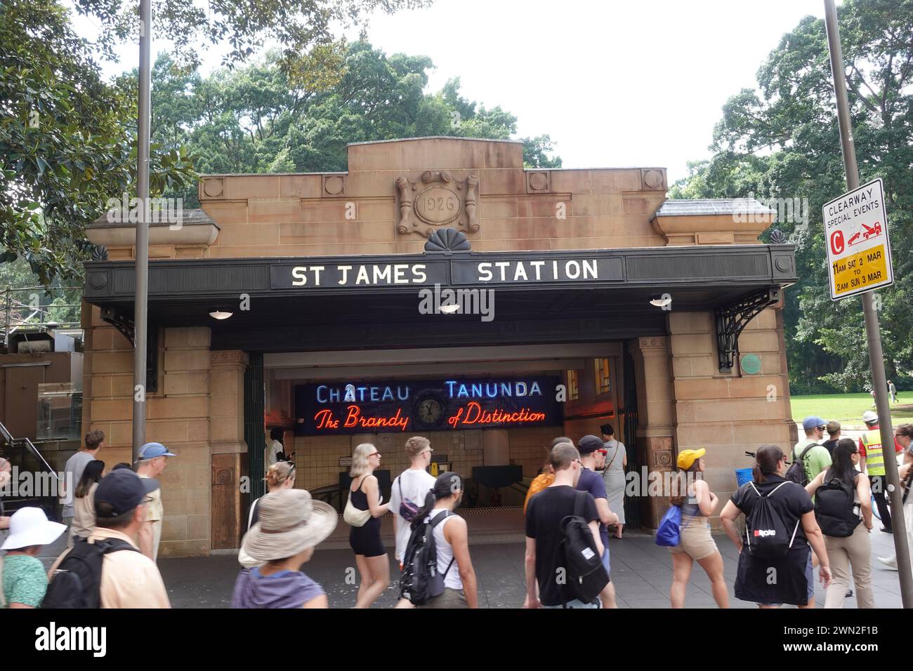 L'entrée de la station de métro St James à Sydney, en Australie, sert de porte d'entrée au réseau de transports publics de la ville. Situé dans un quartier animé Banque D'Images