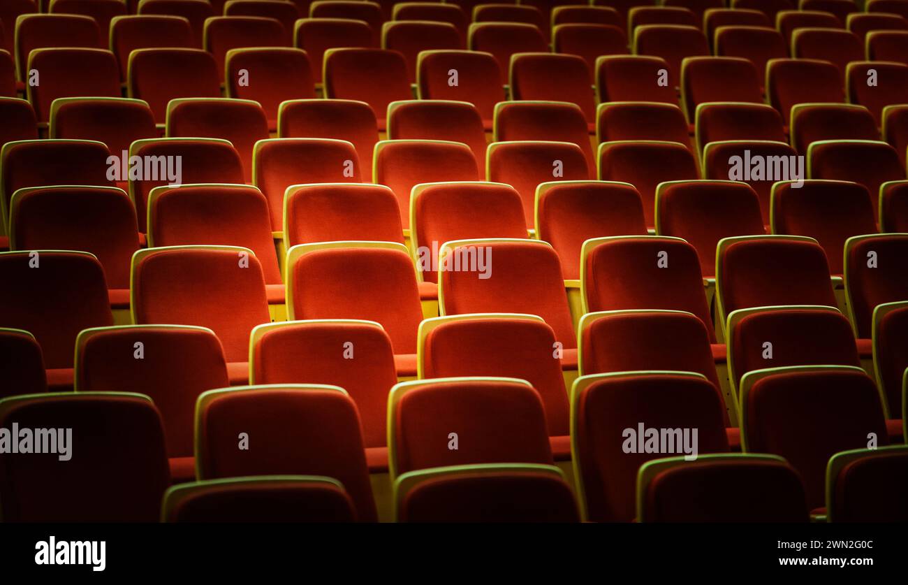 Ligne de chaises de théâtre rouges pour le fond Banque D'Images