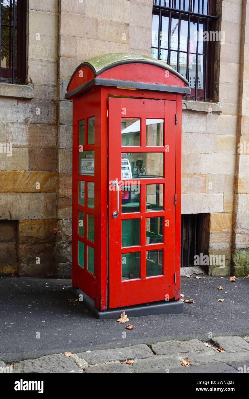 La vieille cabine téléphonique rouge que vous avez mentionnée est située sur George Street dans le quartier Rocks de Sydney, Australie1. Ce stand emblématique est un clin d’œil au Briti Banque D'Images