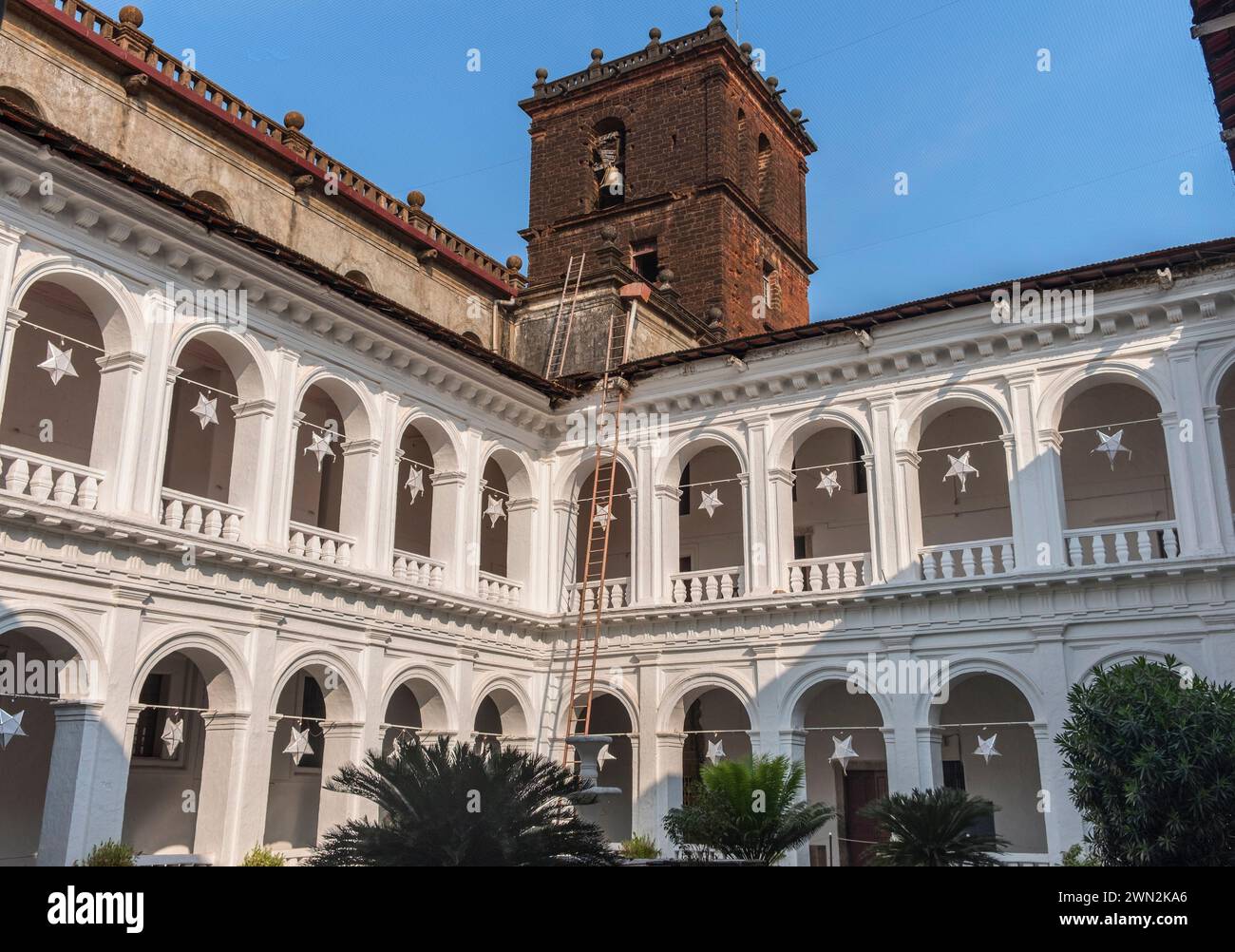 Colonnade à la basilique de Bom Jesus Old Goa India Banque D'Images