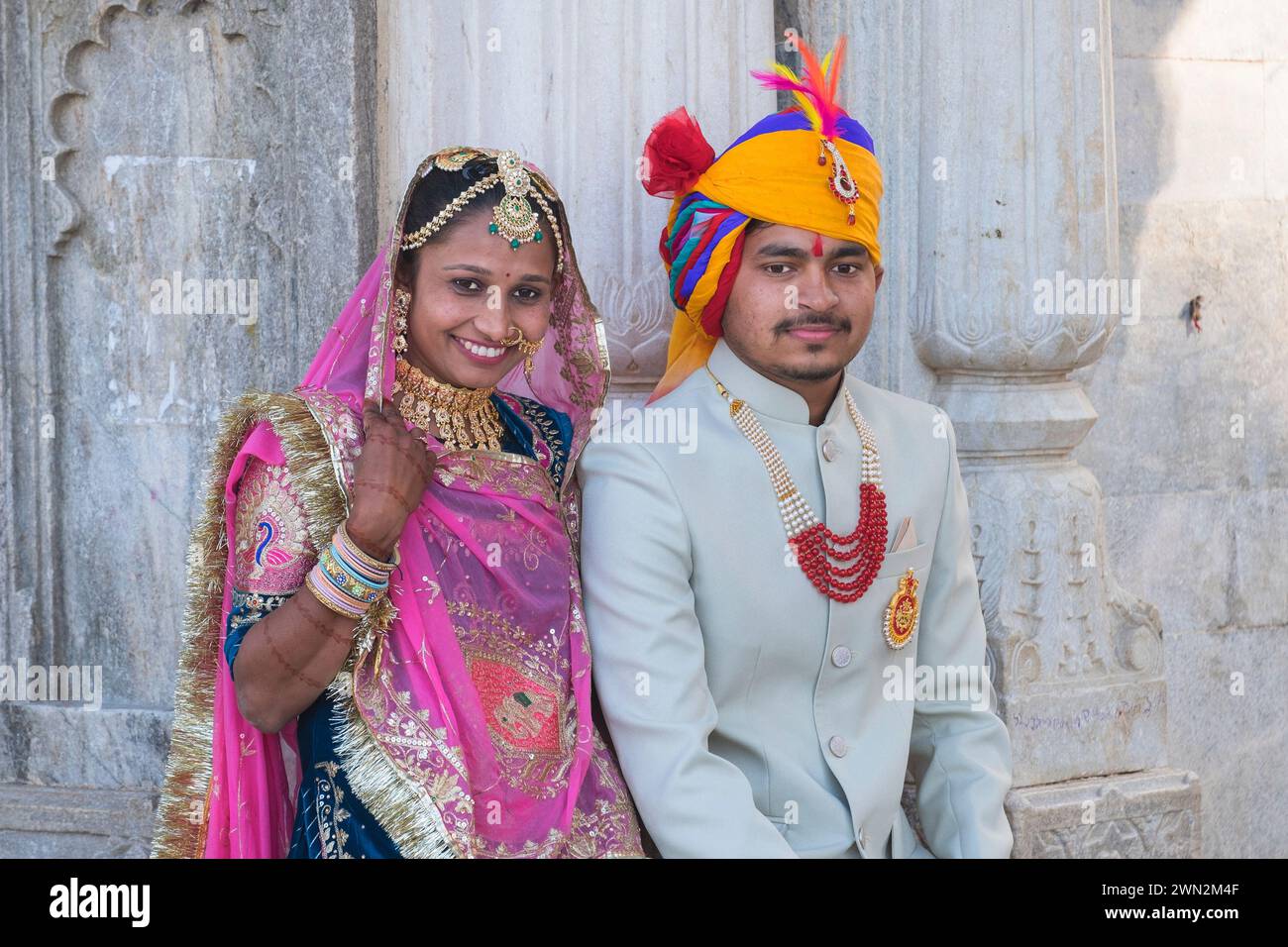Jeune couple Gangaur Ghat Udaipur Rajasthan Inde Banque D'Images
