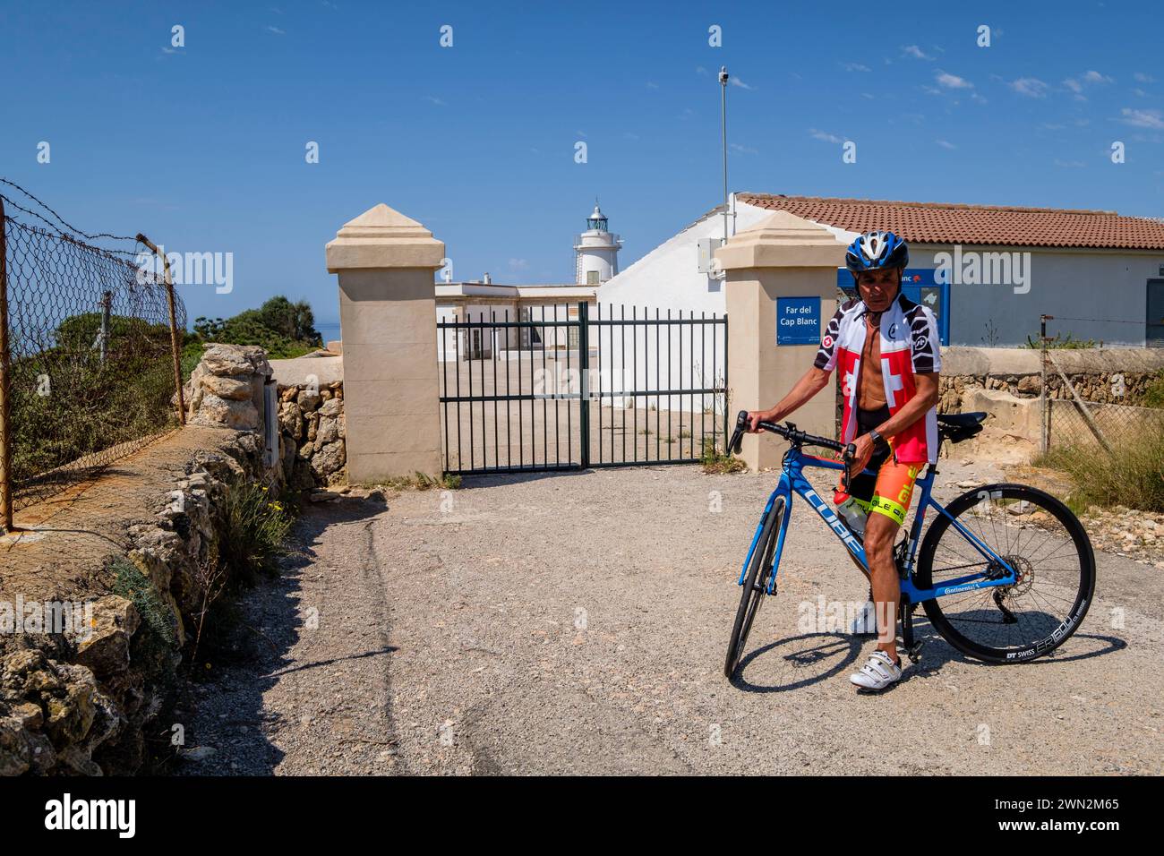 Cycliste majeur au phare du Cap Blanc, Llucmajor, Majorque, Îles Baléares, Espagne Banque D'Images