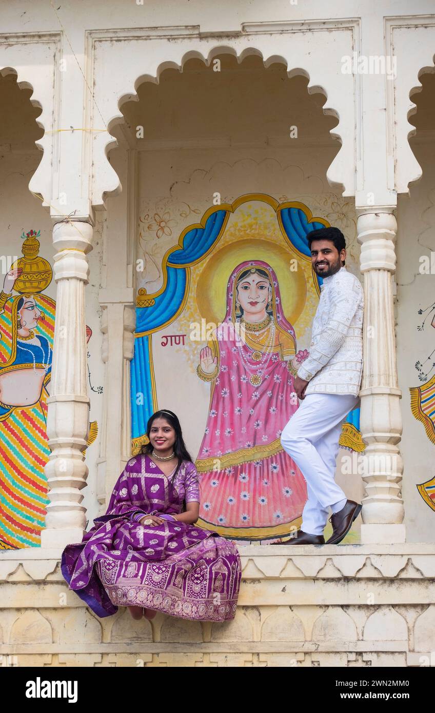 Couple indien à Gangaur Ghat Udaipur Rajasthan Inde Banque D'Images