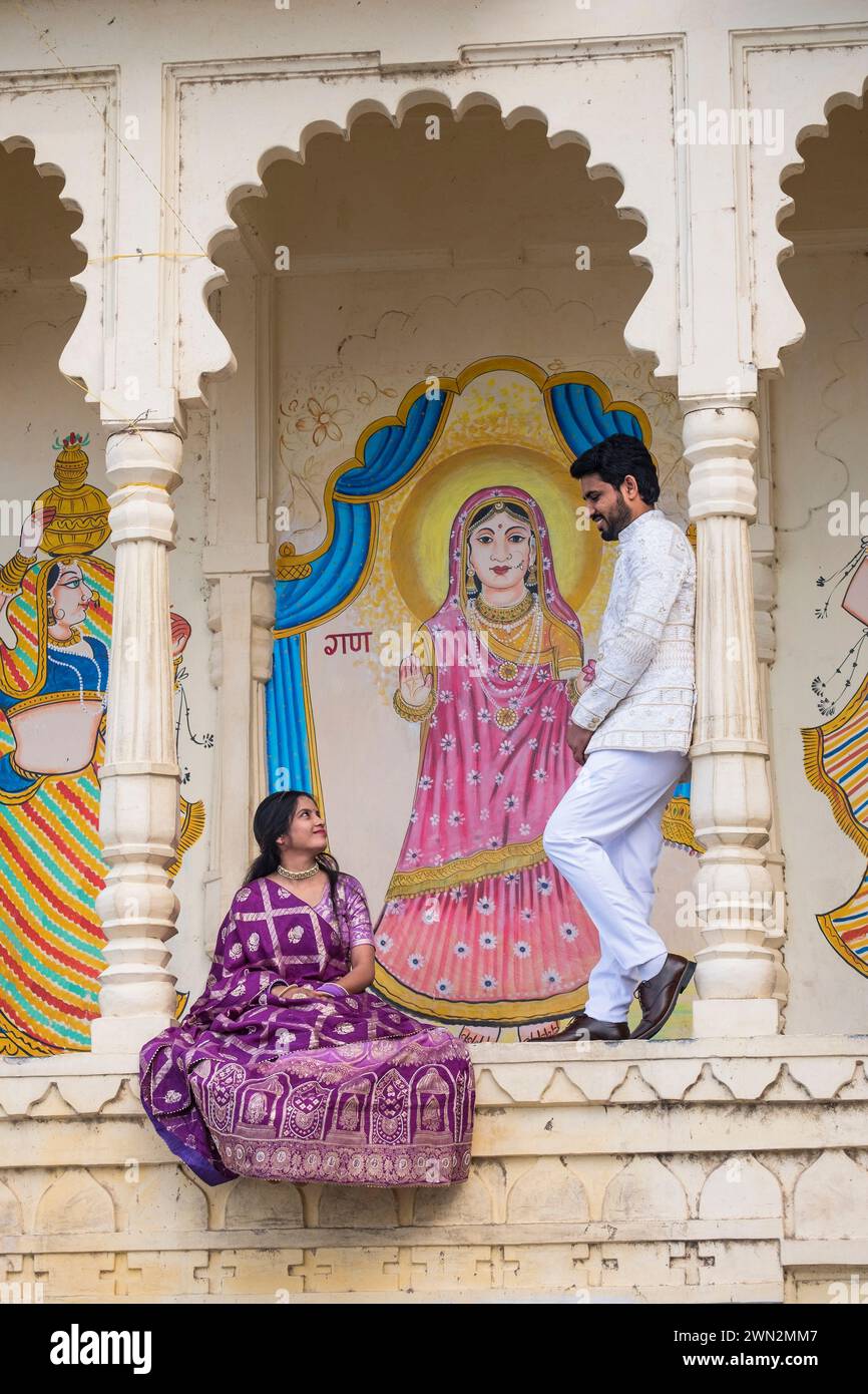 Couple indien à Gangaur Ghat Udaipur Rajasthan Inde Banque D'Images