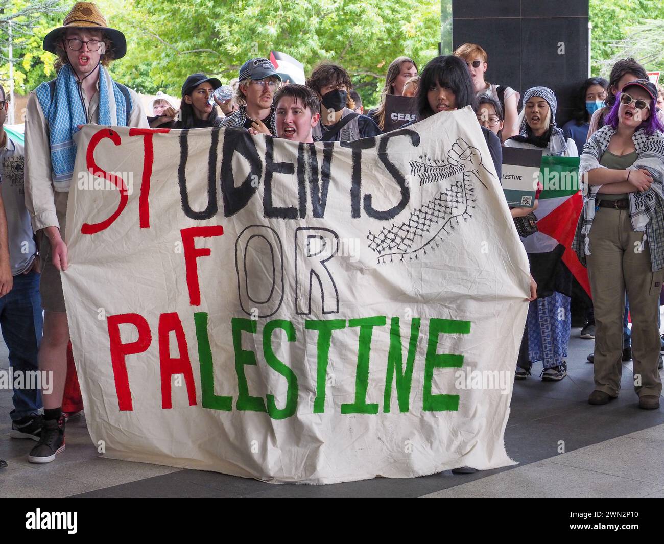 Australie, Canberra 29 février 2024. Environ 200 étudiants de Canberra participant à la course étudiante pour la Palestine s'arrêtent au bureau de BAE pour exiger qu'ils cessent de vendre des armes utilisées dans la guerre génocidaire israélienne à Gaza. Banque D'Images