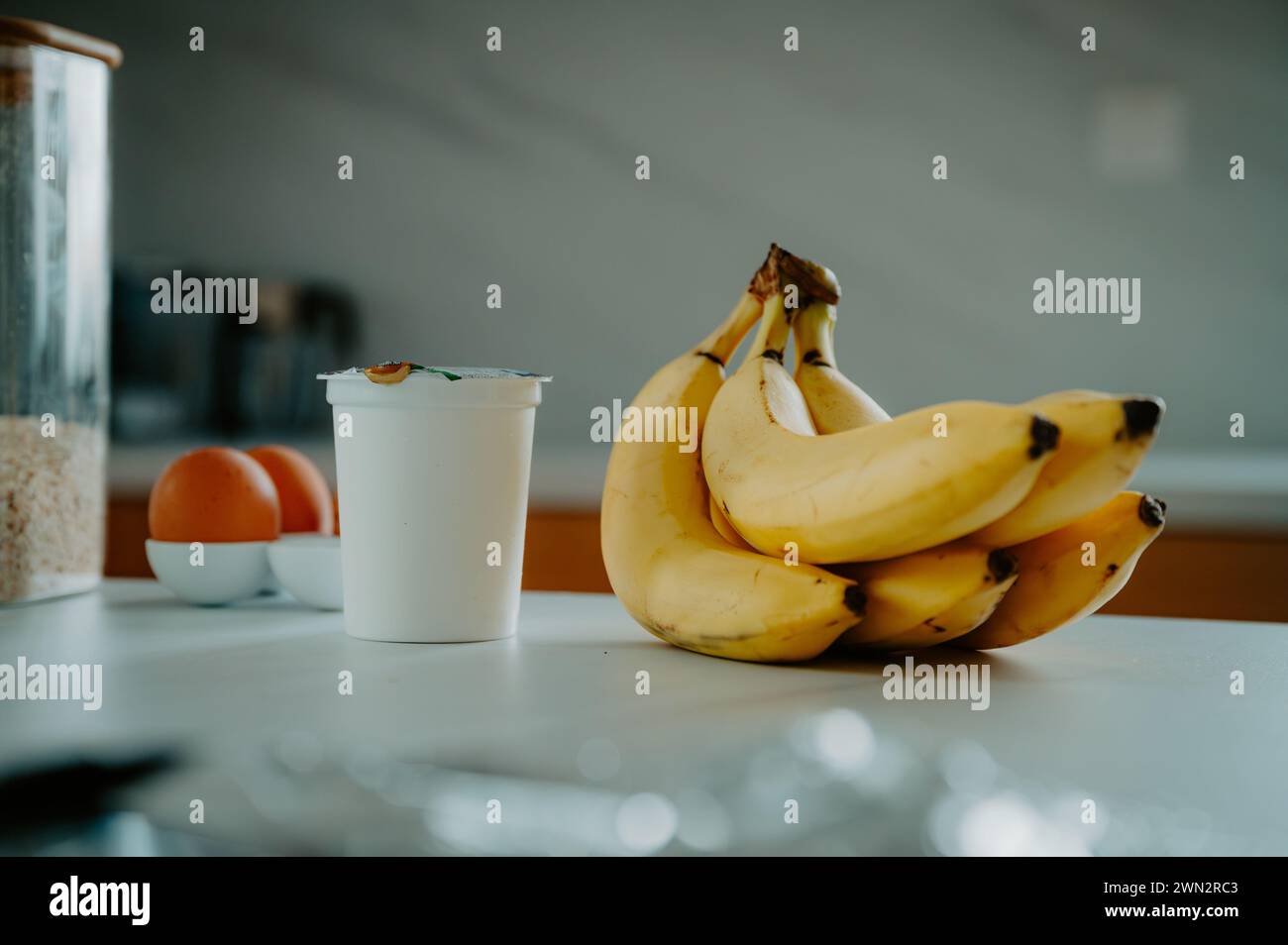 Lumineux et sain : banane, yaourt et avoine se combinent pour un petit déjeuner puissant Banque D'Images