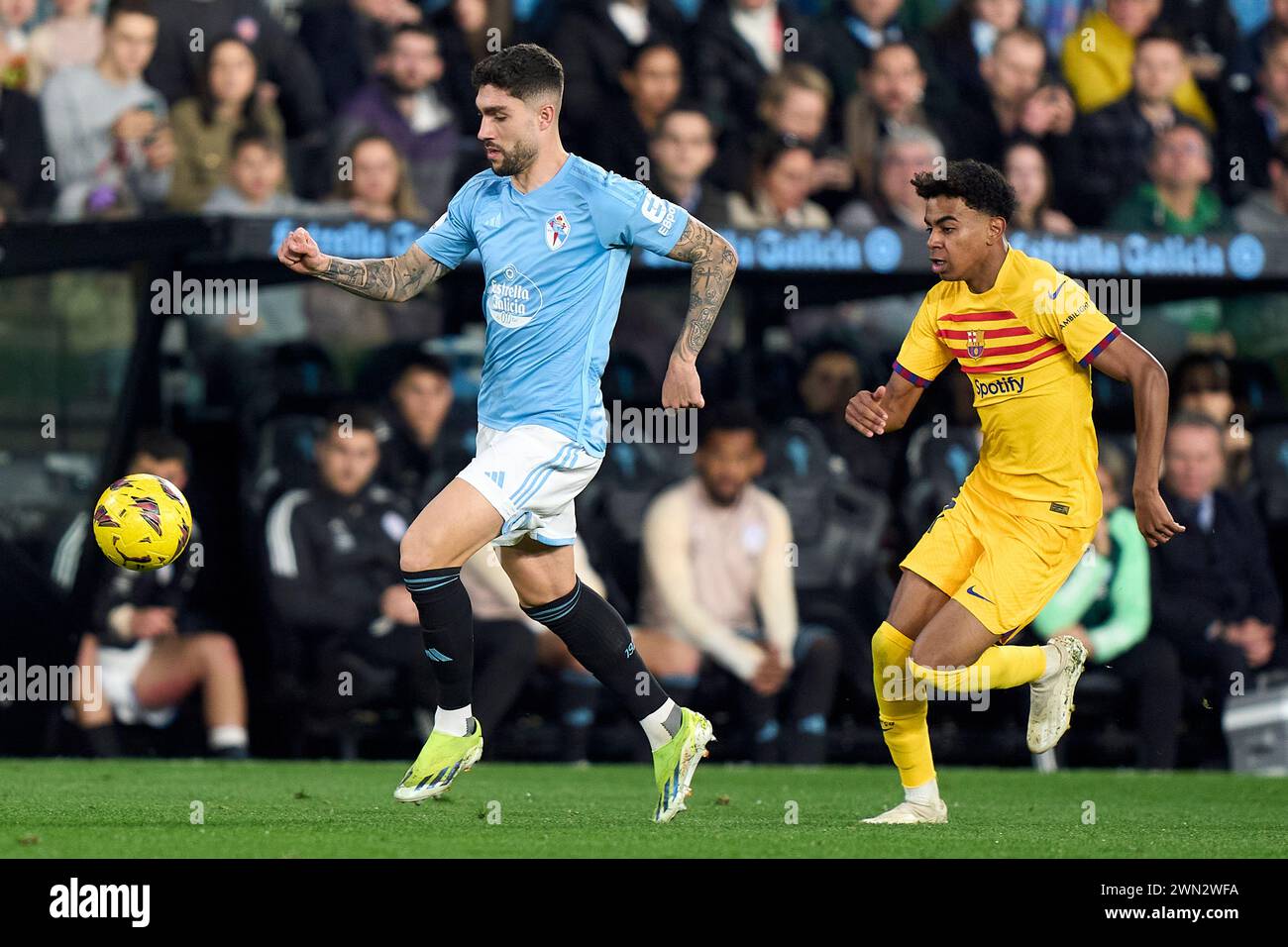 Lamine Yamal du FC Barcelone concourt pour le ballon avec Unai Nunez du RC Celta de Vigo lors du match la Liga EA Sports entre le RC Celta de Vigo et Banque D'Images