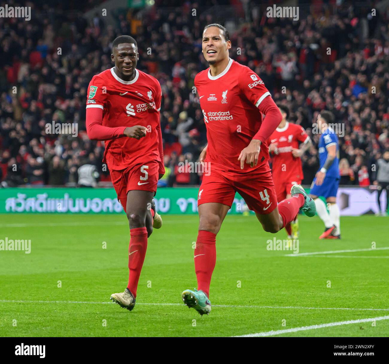 25 février 2024 - Chelsea v Liverpool - finale de la Coupe de Carabao - stade de Wembley. Virgil Van Dijk de Liverpool célèbre son but qui a ensuite été refusé. Banque D'Images