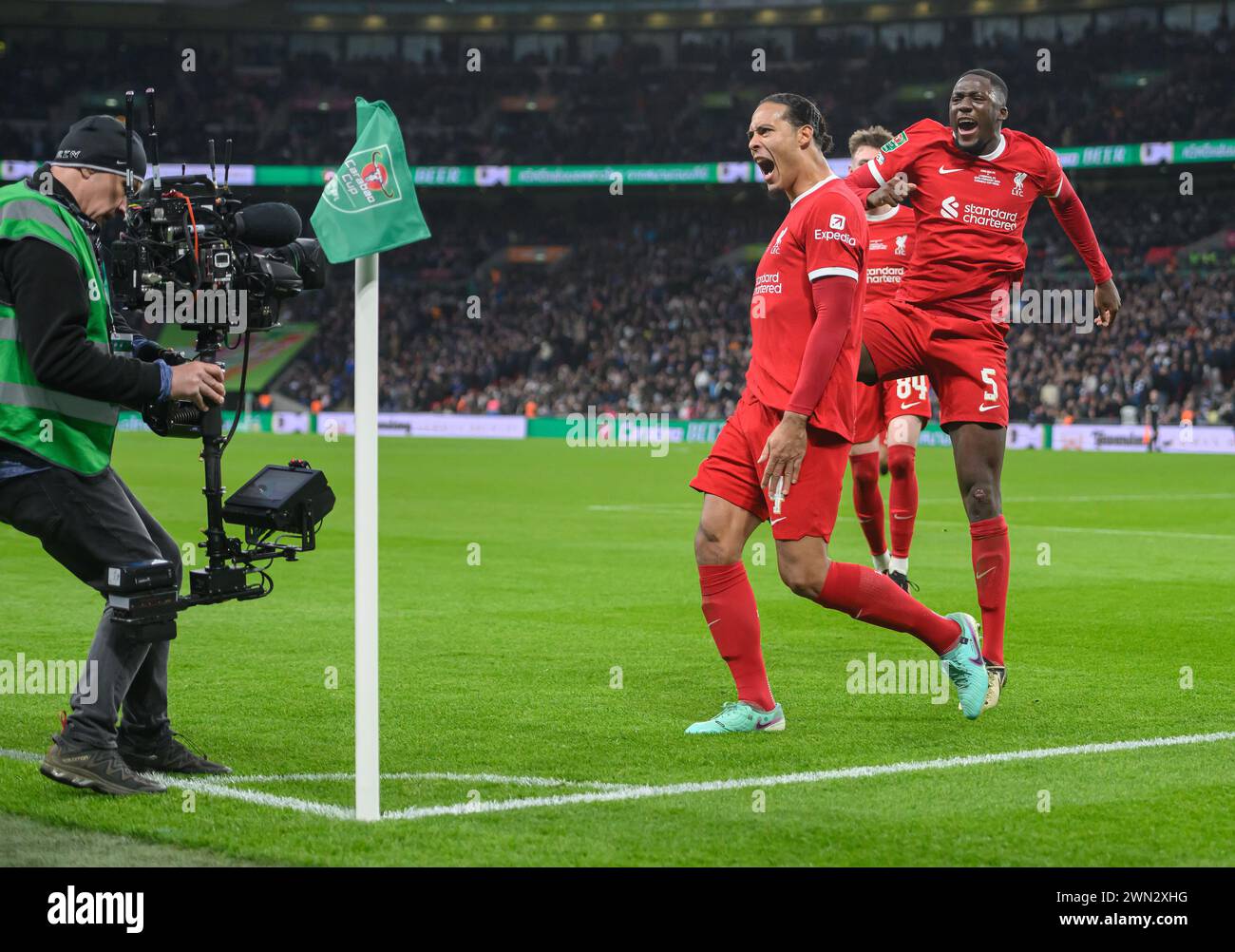 25 février 2024 - Chelsea v Liverpool - finale de la Coupe de Carabao - stade de Wembley. Virgil Van Dijk de Liverpool célèbre son but qui a ensuite été refusé. Banque D'Images