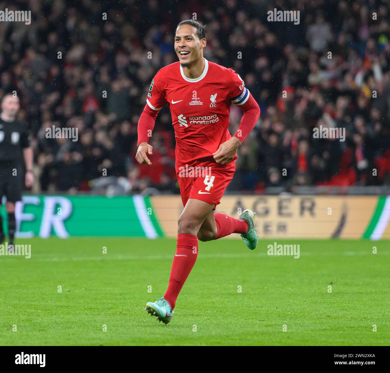 25 février 2024 - Chelsea v Liverpool - finale de la Coupe de Carabao - stade de Wembley. Virgil Van Dijk de Liverpool célèbre son but qui a ensuite été refusé. Banque D'Images