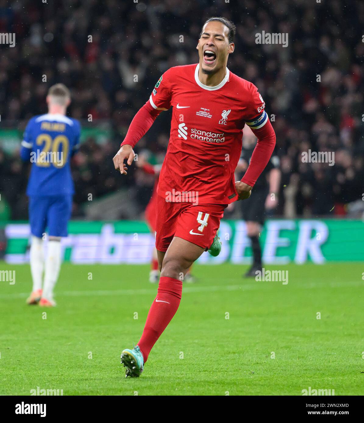 25 février 2024 - Chelsea v Liverpool - finale de la Coupe de Carabao - stade de Wembley. Virgil Van Dijk de Liverpool célèbre son but qui a ensuite été refusé. Banque D'Images