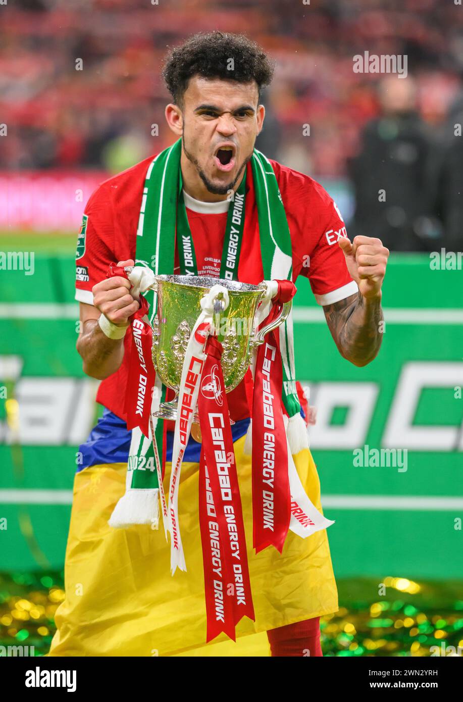 25 février 2024 - Chelsea v Liverpool - finale de la Coupe de Carabao - stade de Wembley. Luis Diaz célèbre Liverpool avec la Carabao Cup. Image : Mark pain Banque D'Images