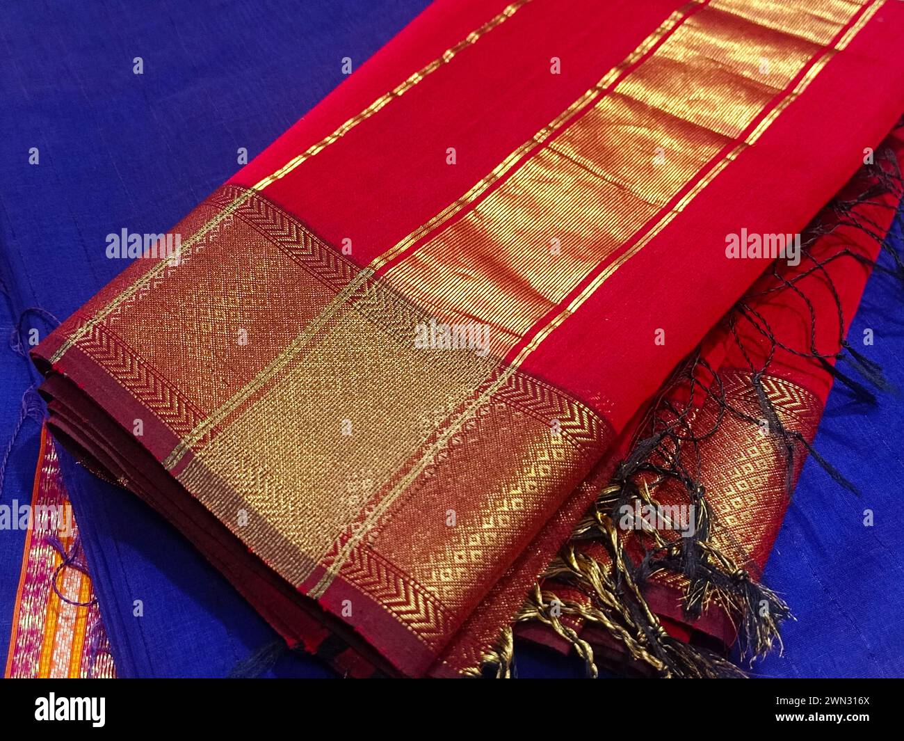 Soie de tissage à la main et sarees à la main, saree avec des détails dorés, femme porter sur le festival, la cérémonie et les mariages, sarees coûteux sont célèbres pour leur g. Banque D'Images