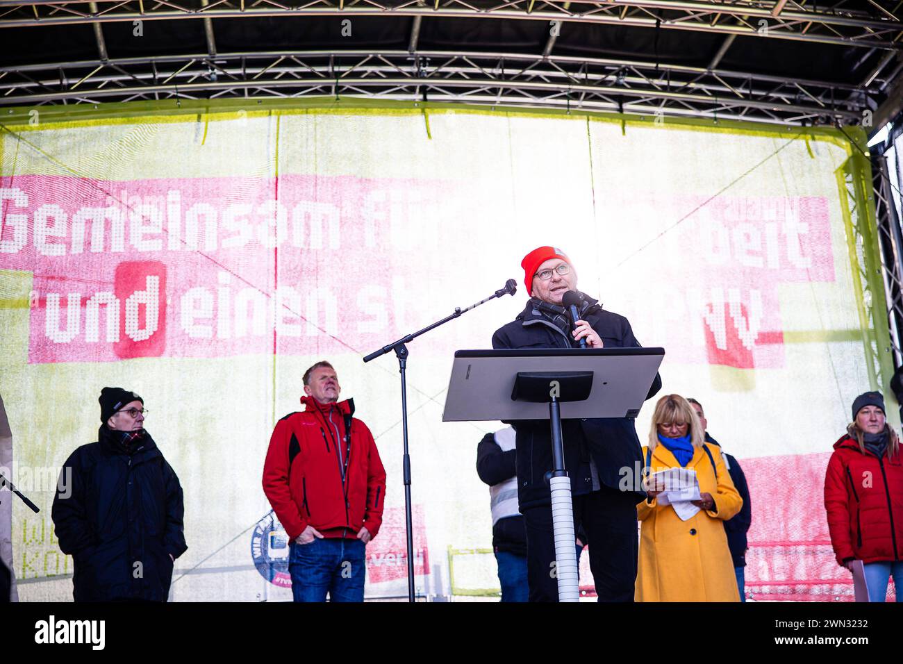 Rede von dem ver.di Vorsitzenden Frank Werneke. Warnstreik der Gewerkschaft ver.di im öffentlichen Personennahverkehr AM 29. Février 2024 à Berlin. Betroffen in der Stadt sind die Berliner Verkehrsbetriebe BVG. BVG Streik à Berlin *** discours du président de ver di Frank Werneke avertissement grève du syndicat ver di dans les transports publics locaux le 29 février 2024 à Berlin les entreprises de transport berlinoises sont touchées par la grève BVG BVG à Berlin Banque D'Images