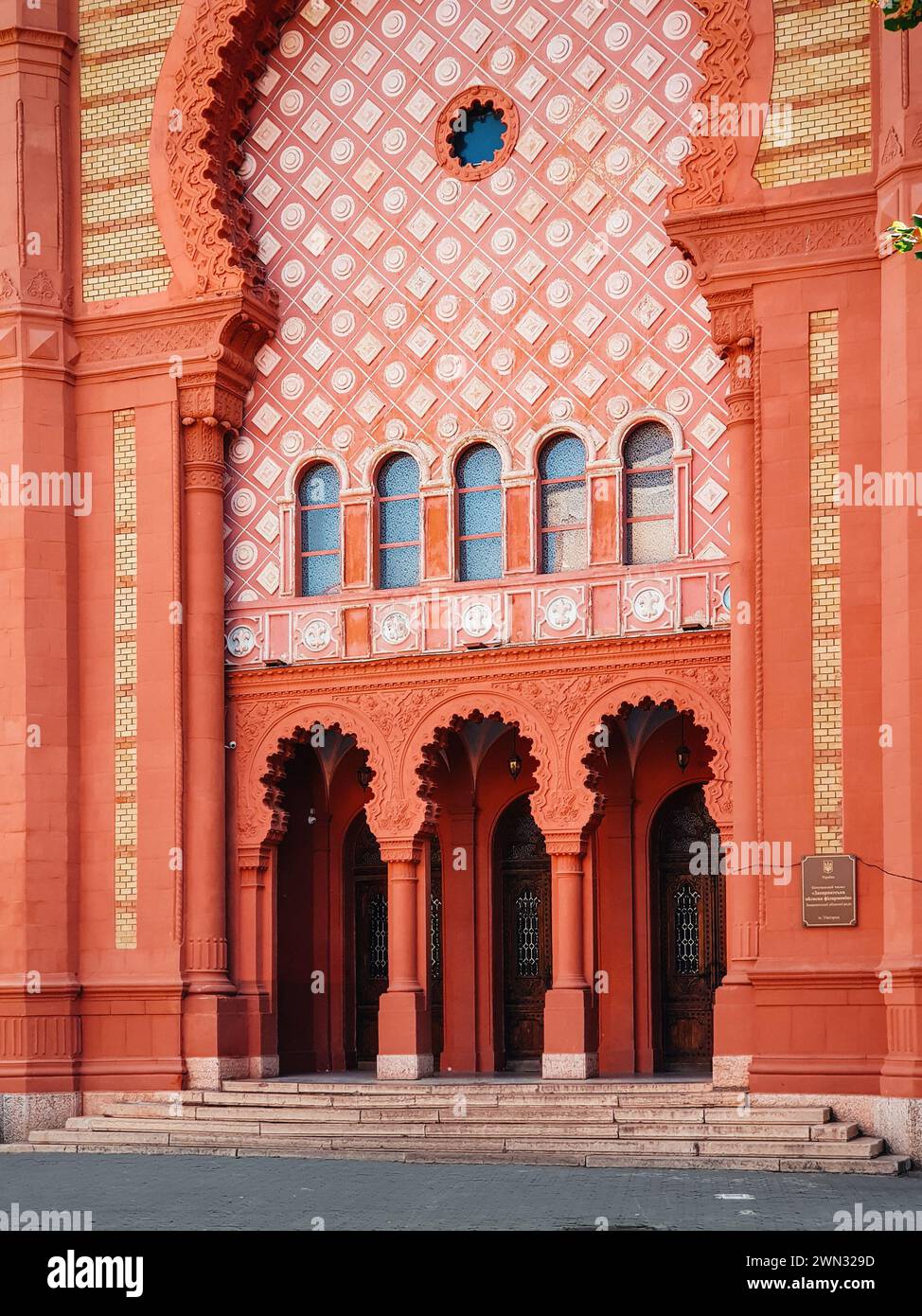 Entrée à la synagogue Uzhhorod. Bâtiment de couleur argile du début du 20ème siècle dans le style de l'architecture romantique avec Renaissance maure et byzantine Banque D'Images