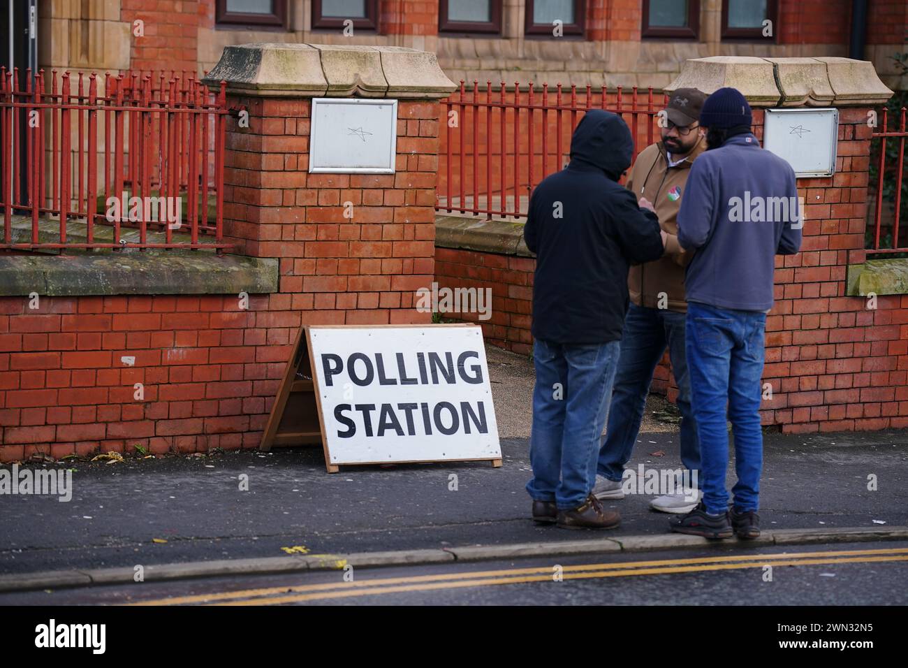 Les gens au Castlemere Community Centre à Rochdale alors que le vote ...