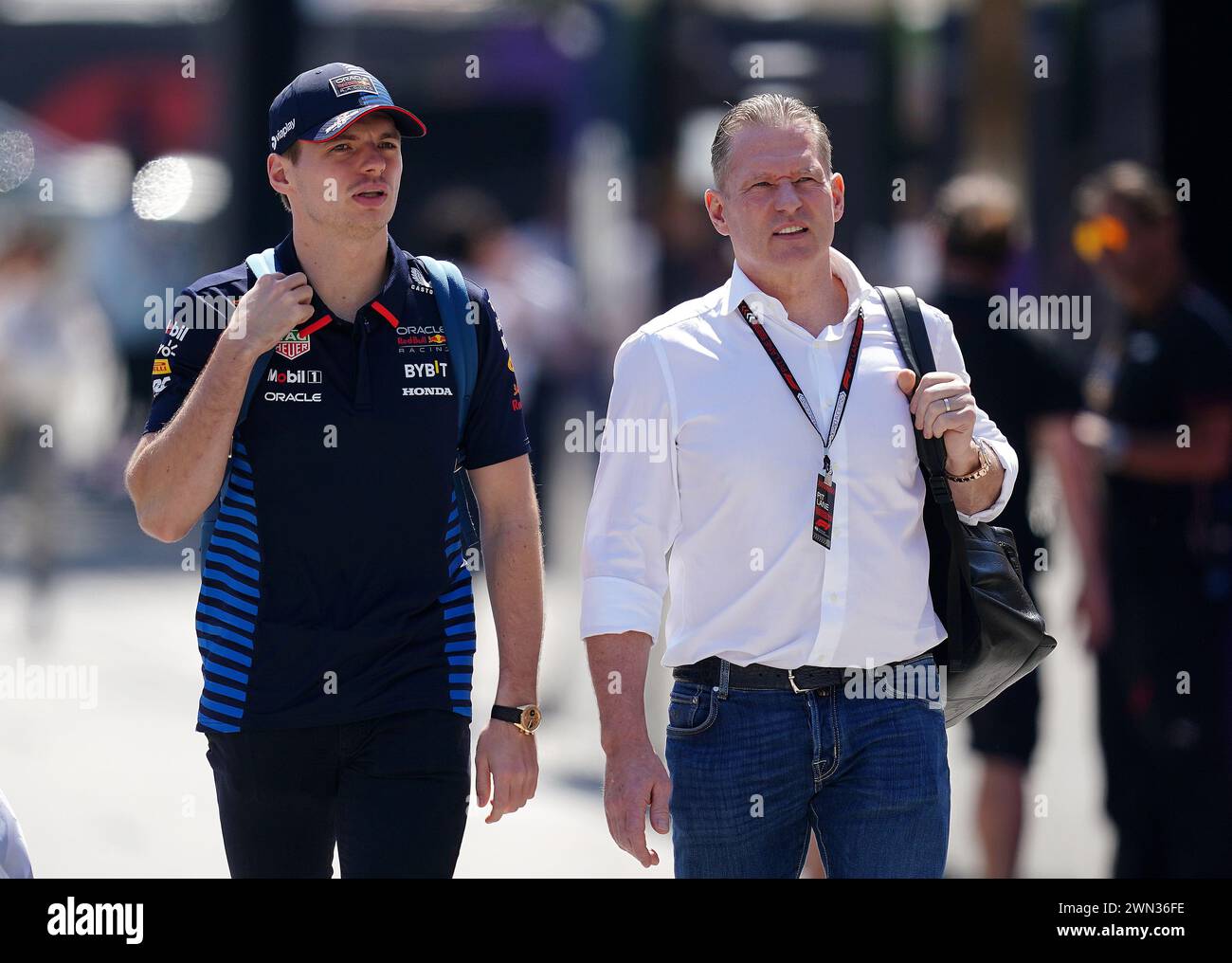 Max Verstappen du Red Bull Racing (à gauche) arrive avec son père Jos Verstappen avant de s'entraîner avant le Grand Prix de Bahreïn sur le circuit international de Bahreïn, Sakhir. Date de la photo : jeudi 29 février 2024. Banque D'Images