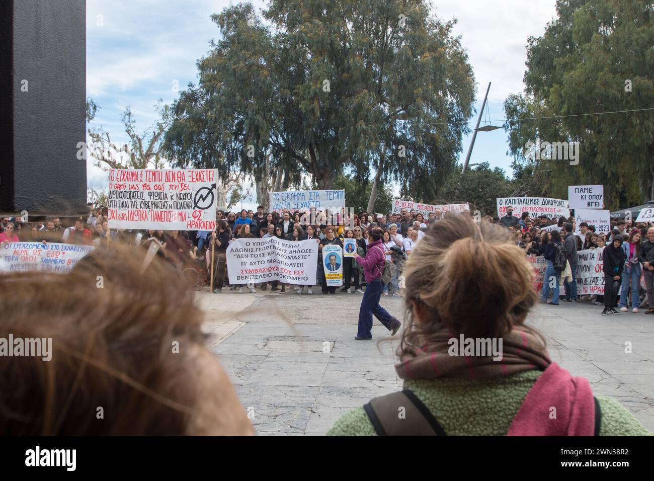 Manifestations à Héraklion, pendant un an depuis le tragique accident de train à Tempi qui a coûté la vie à 57 personnes. Banque D'Images