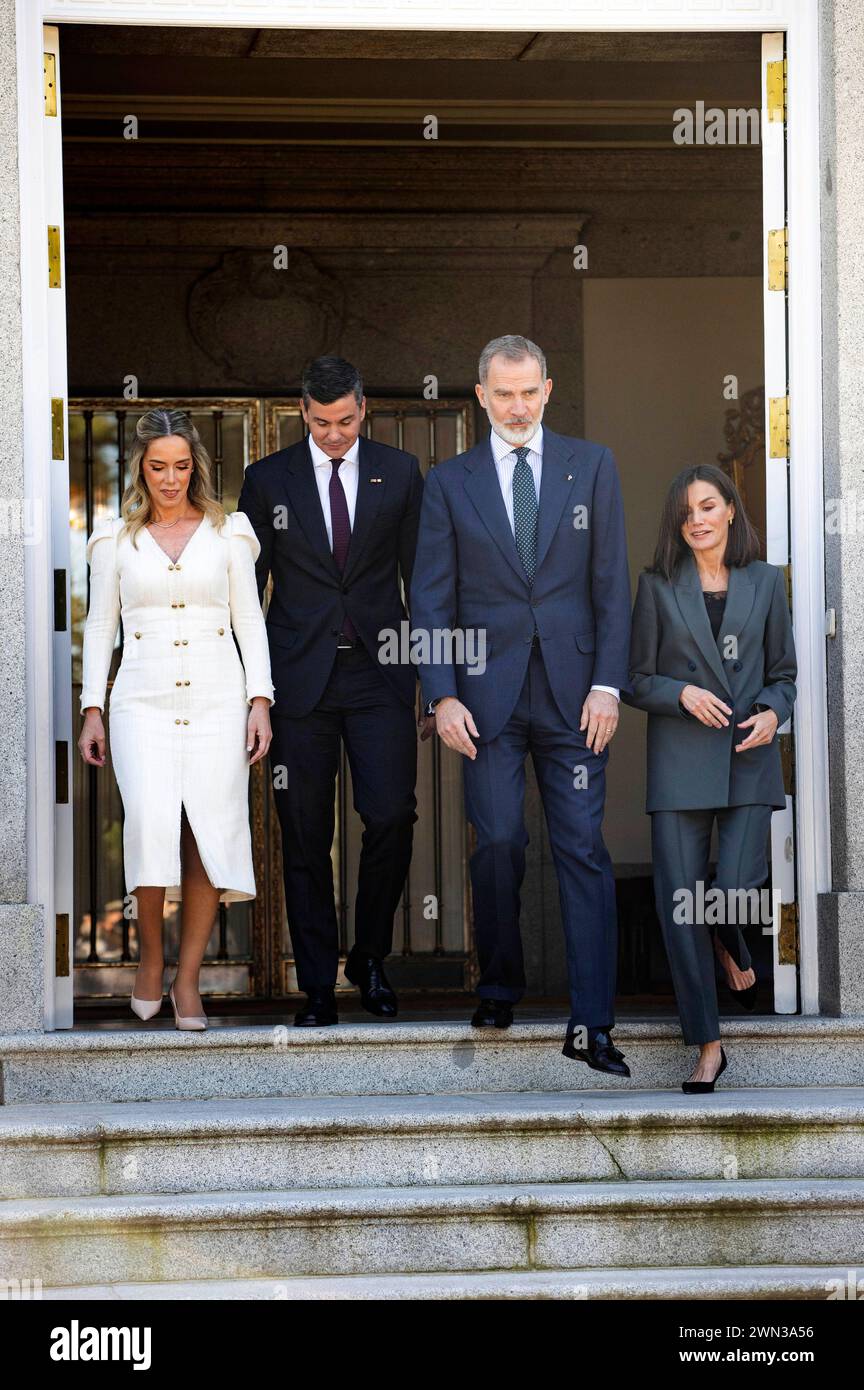 Santiago Pena mit Ehefrau Leticia Ocampos, König Felipe VI. Von Spanien und Königin Letizia von Spanien beim Fototermine anlässlich eines gemeinsamen ESSENS im Palacio de la Zarzuela. Madrid, 28.02.2024 *** Santiago Pena avec son épouse Leticia Ocampos, le roi Felipe VI d'Espagne et la reine Letizia d'Espagne lors d'une séance photo à l'occasion d'un dîner commun au Palacio de la Zarzuela Madrid, 28 02 2024 Foto:xDyDxFotografosx/xFuturexImagex pena 4211 Banque D'Images