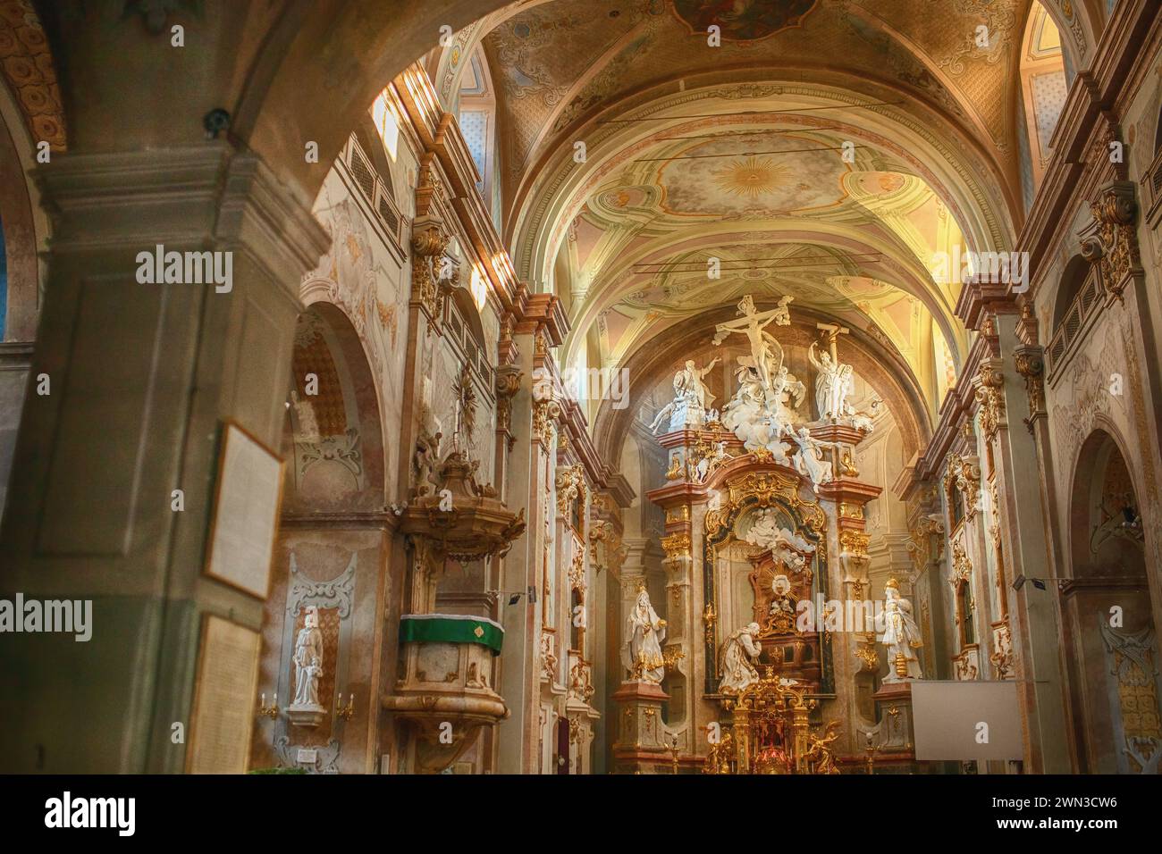 Intérieur de l'église cistercienne de St.Bernard à Eger, Hongrie. Photo de haute qualité Banque D'Images