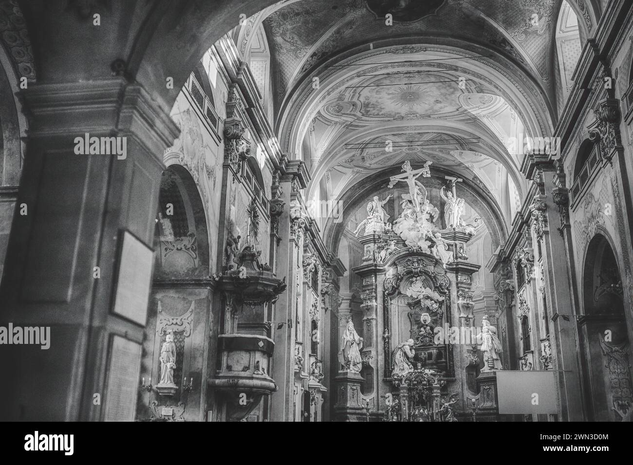 Intérieur de l'église cistercienne de St.Bernard à Eger, Hongrie. Photo de haute qualité Banque D'Images