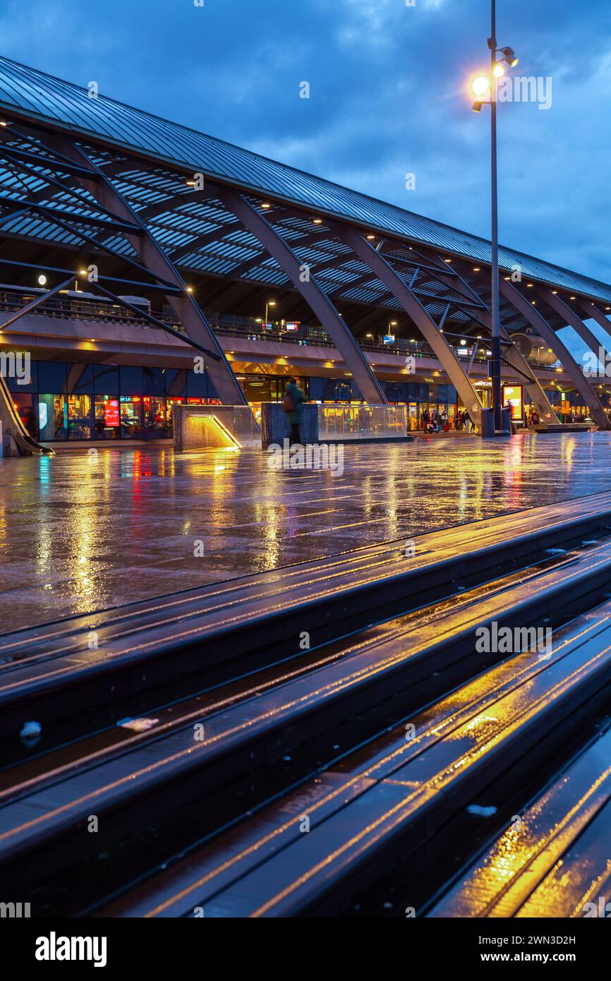 Amsterdam, pays-Bas—23 février 2024 : gare centrale d'Amsterdam après la pluie la nuit Banque D'Images