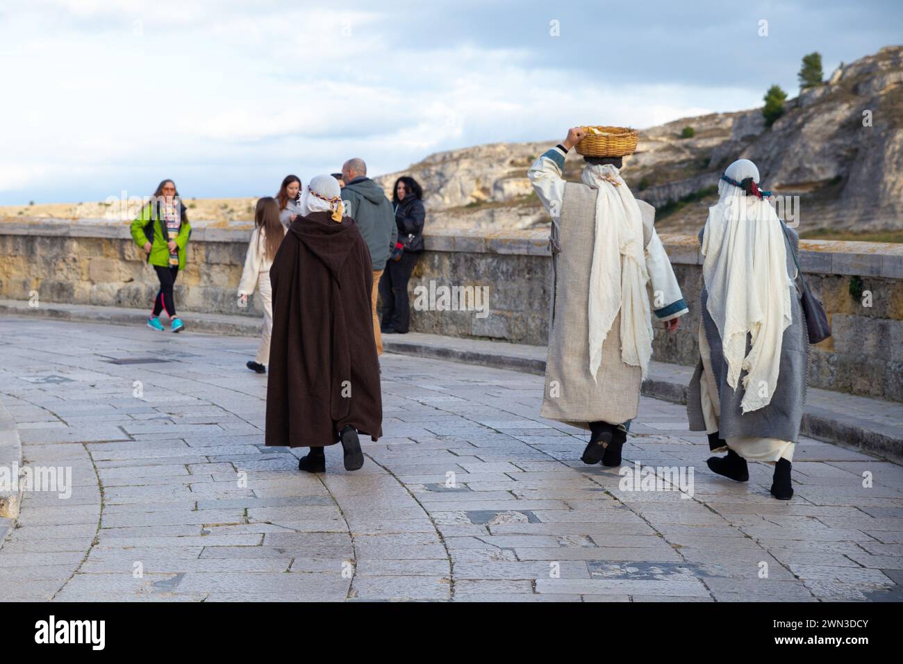 Matera, Italie – 30 décembre 2023 : acteurs portant des costumes pour vivre la Nativité marchant dans la rue Banque D'Images