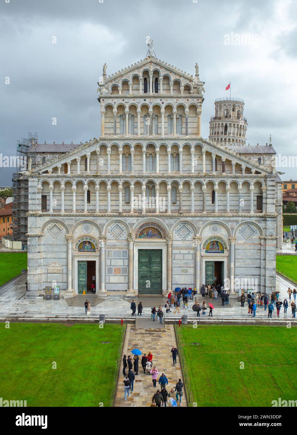 Pise, Italie–02 janvier 2024 : touristes dans la cathédrale de Pise Banque D'Images