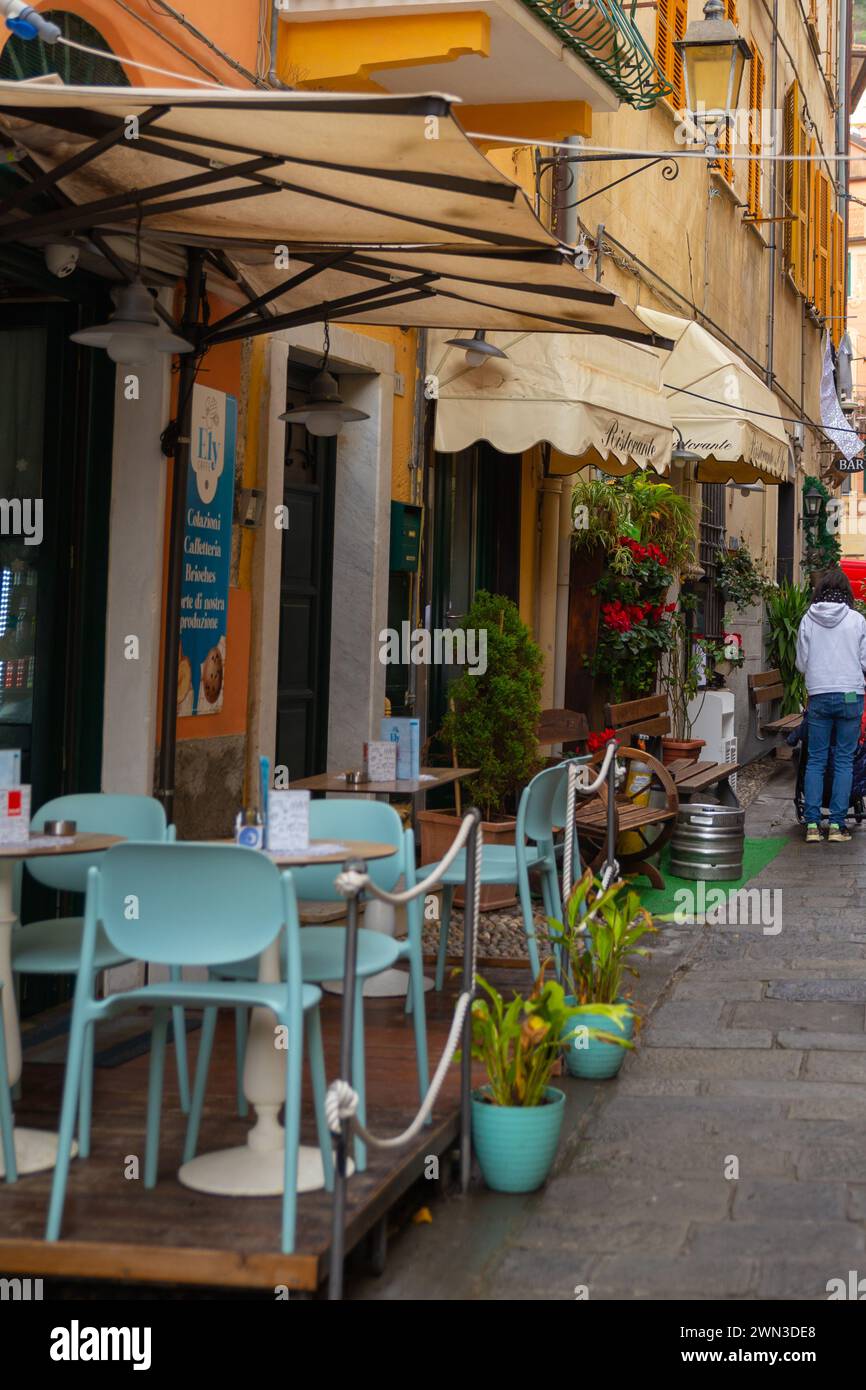 Cinque Terre, Italie–03 janvier 2024 : une terrasse de bar dans l'étroite ruelle de Monterosso Banque D'Images