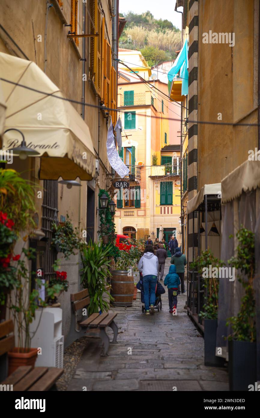 Cinque Terre, Italie–03 janvier 2024 : L'étroite ruelle avec des touristes et des fleurs à Monterosso Banque D'Images