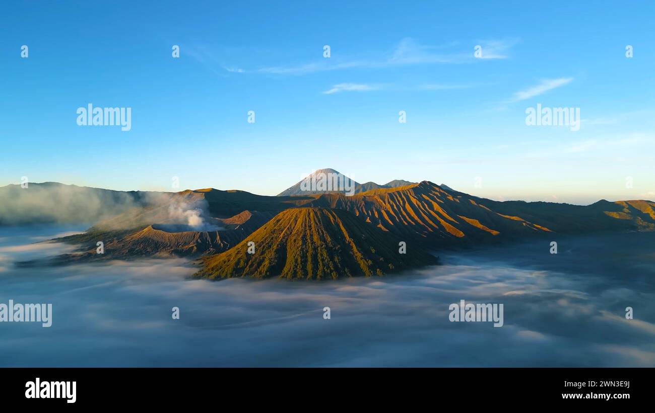 Mont bromo avec belle vue de paysage de scène depuis le lever du soleil et le lever du soleil du matin Banque D'Images