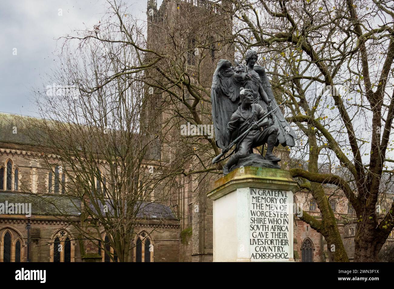 Le Worcester Boer War Memorial, un hommage solennel, sur fond intemporel de la cathédrale de Worcester. Statue en bronze sur le socle en pierre de Portland. Banque D'Images