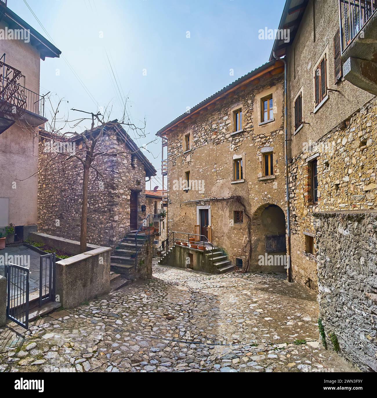 La rue en pierre dans le village de Bre avec des maisons médiévales préservées, cols voûtés, petites places, Monte Bre, Tessin, Suisse Banque D'Images