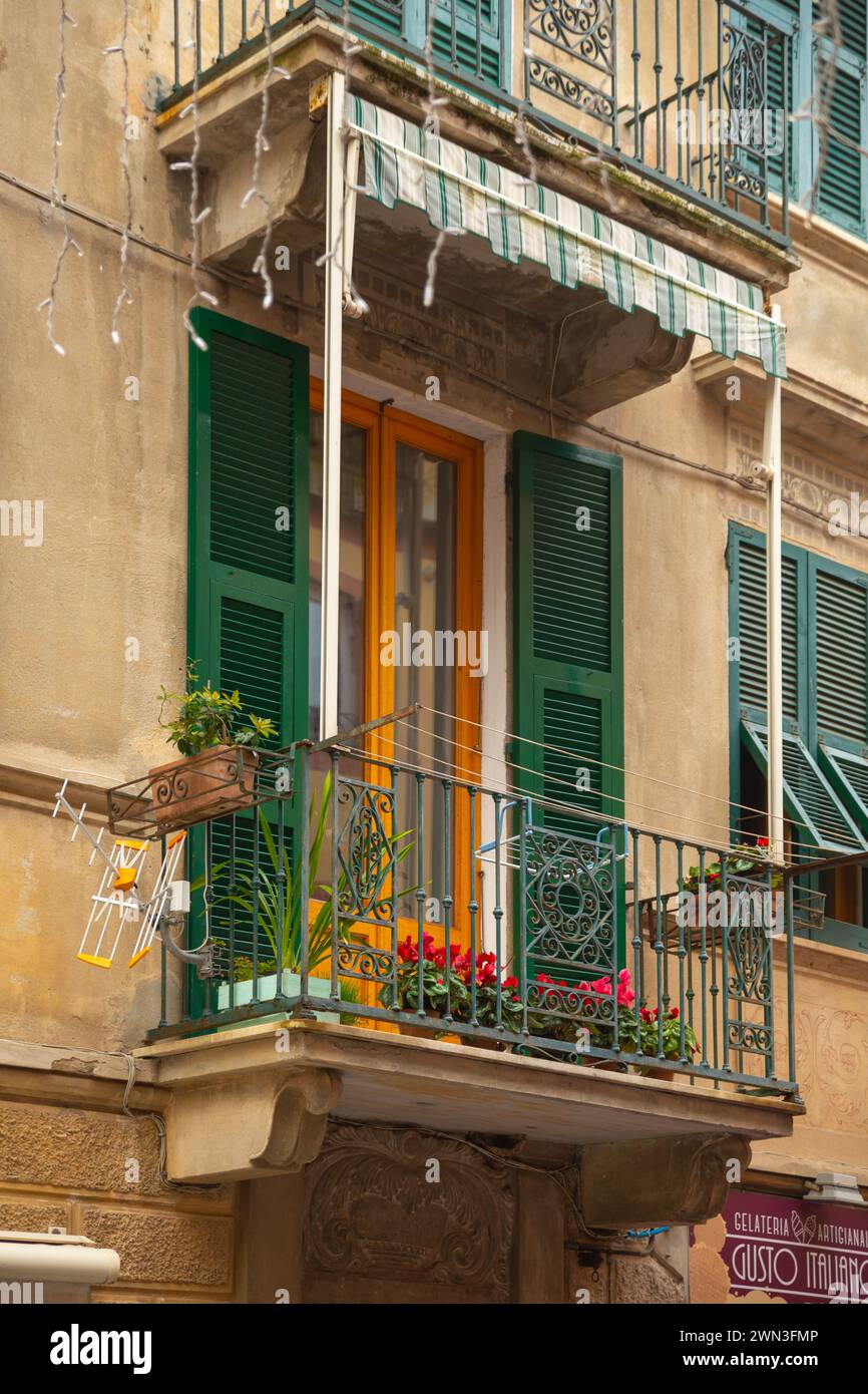 Un balcon italien typique avec des fleurs, Italie Banque D'Images