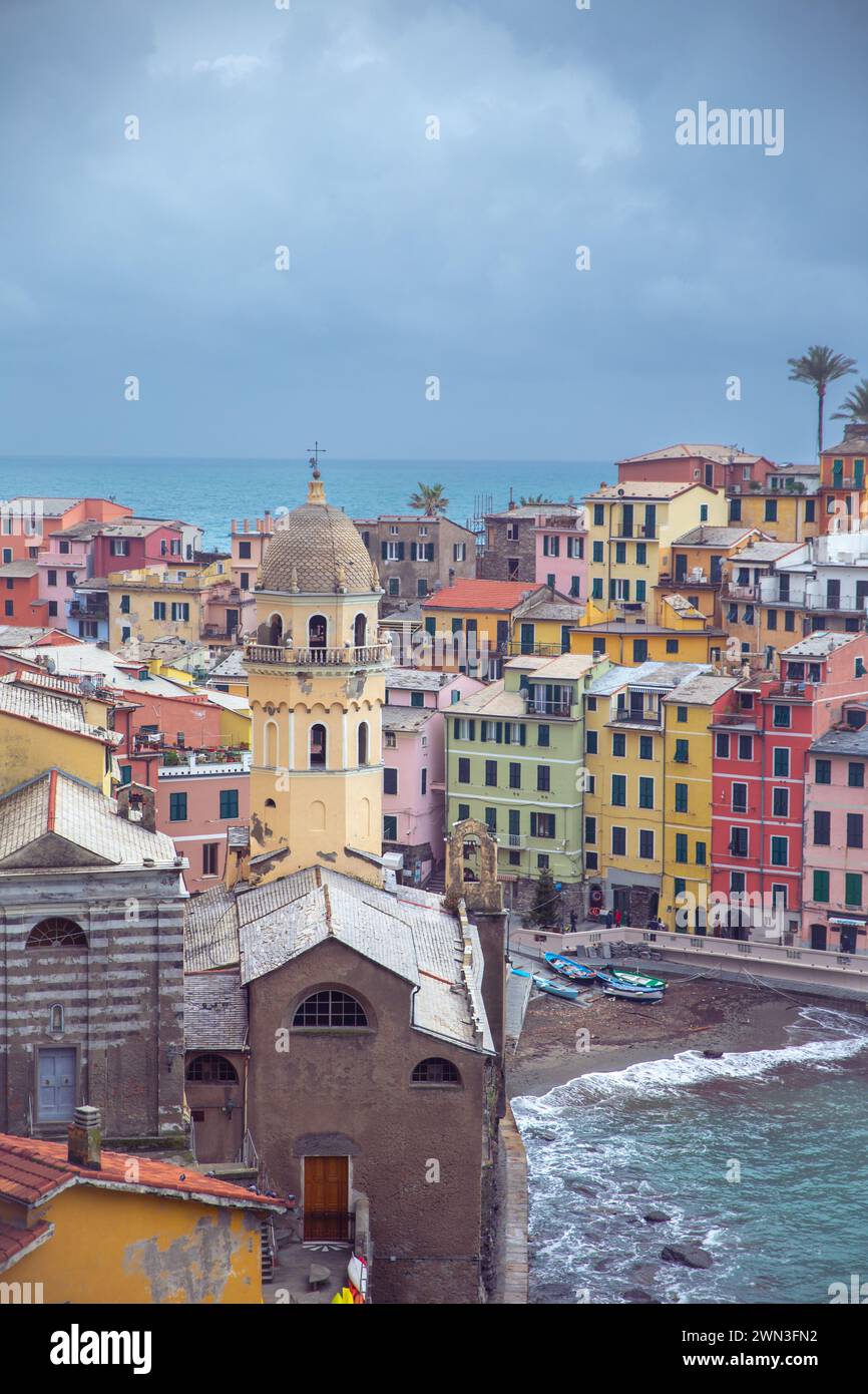 Ville balnéaire colorée, Vernazza, Cinque Terre, Italie Banque D'Images