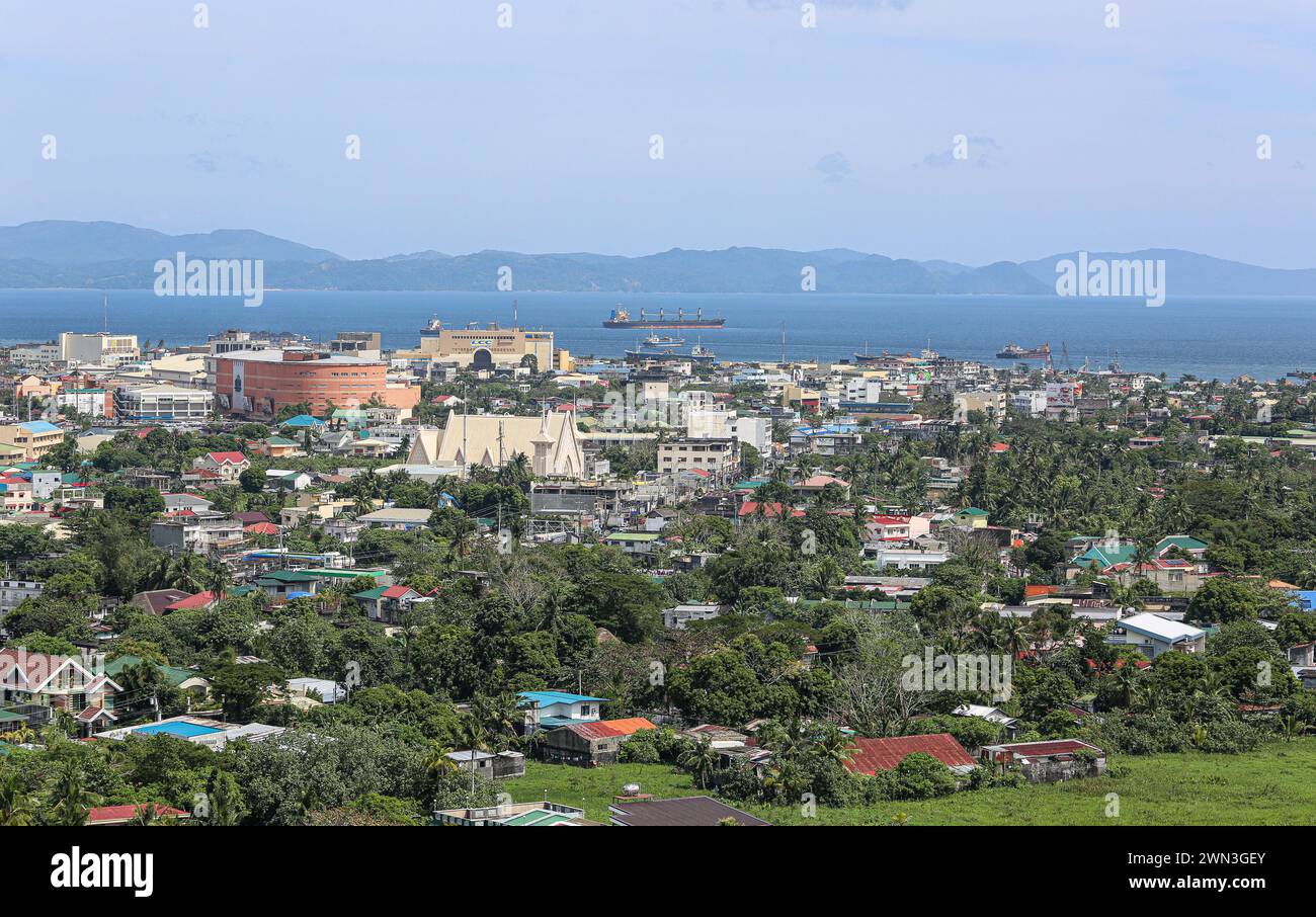 Legazpi, Philippines : Panorama de la ville, LCC Mall, église Iglesia ni Cristo, cargos dans le golfe d'Albay, Péninsule de la région de Bicol de l'île de Luzon Banque D'Images