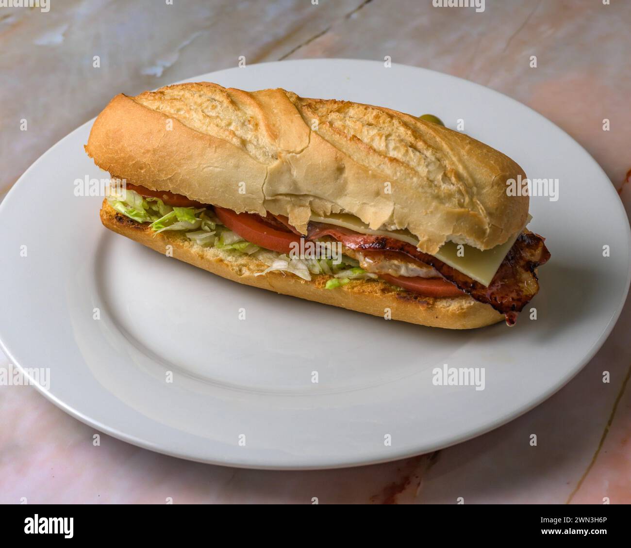 Délicieux sandwich au bacon et au fromage typiquement espagnol avec laitue et tomate, majorque, îles baléares, espagne Banque D'Images