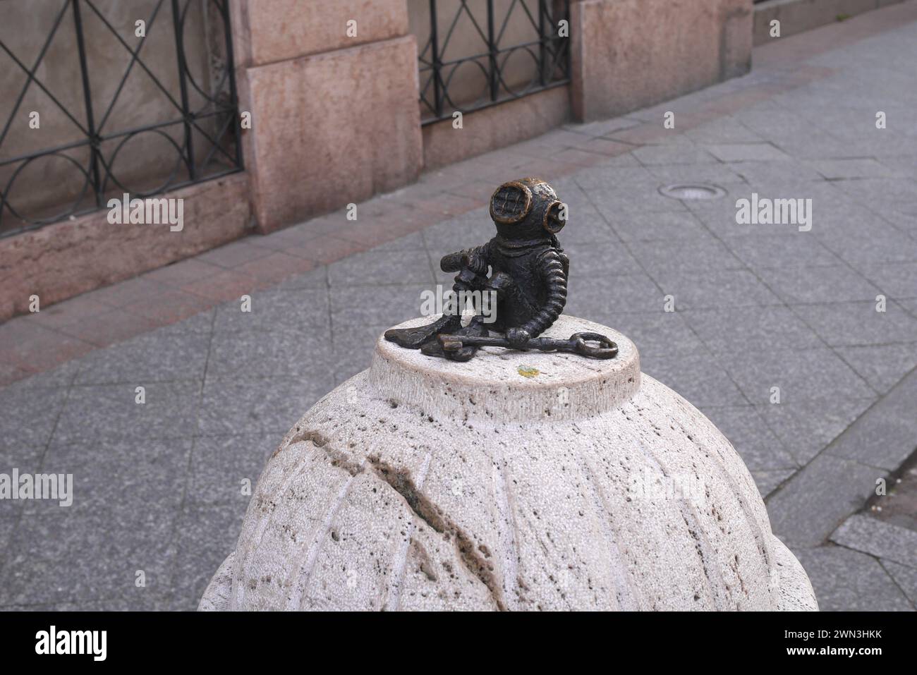 Plongeur, une mini statue en bronze du sculpteur ukrainien hongrois Mihaly Kolodko, devant le New York Cafe, Budapest, Hongrie Banque D'Images