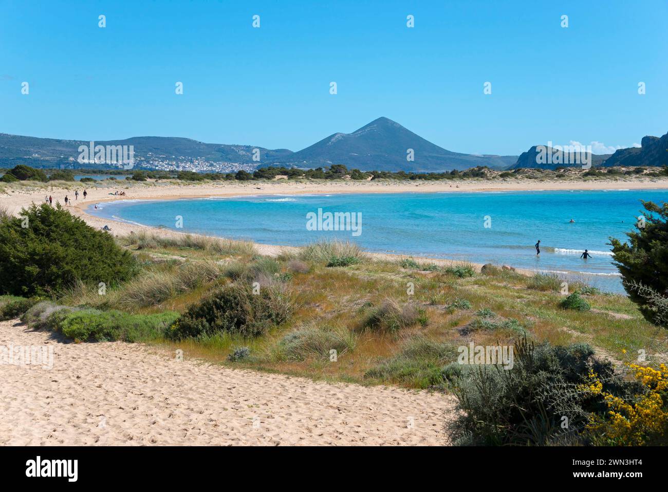 Une plage idyllique avec une eau bleu clair et des montagnes en arrière-plan par une journée ensoleillée, Voidokilia Bay, Voidokilia Bay, Oxbelly Bay, Pylos, Messinia Banque D'Images