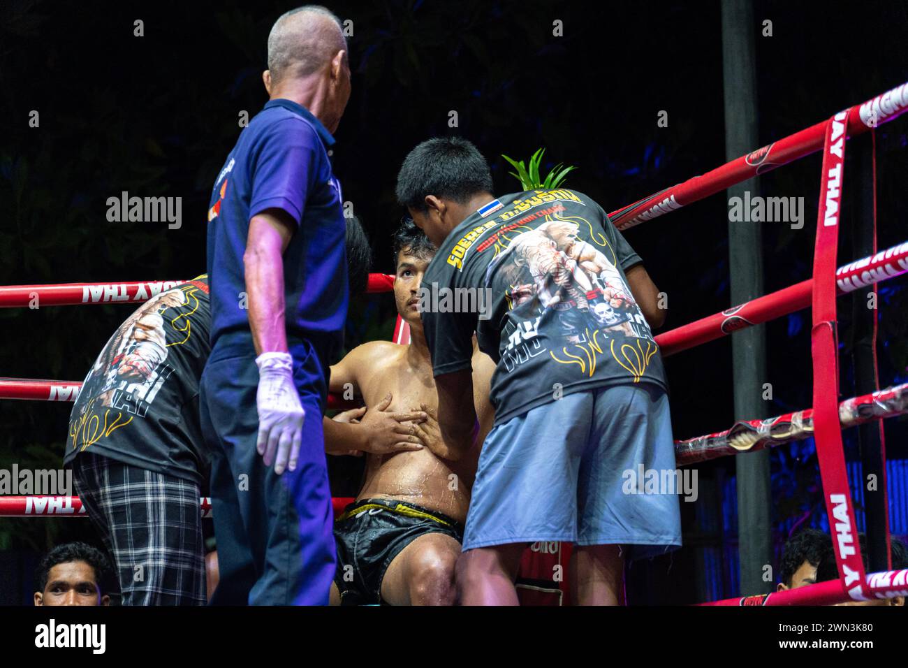 Koh Chang, Thaïlande. 24 février 2024. L’arbitre parle à Thana pendant la pause entre deux manches, à l’émission hebdomadaire Muay Thai Fights à Koh Chang. San Cheng a vaincu Thana. Crédit : SOPA images Limited/Alamy Live News Banque D'Images