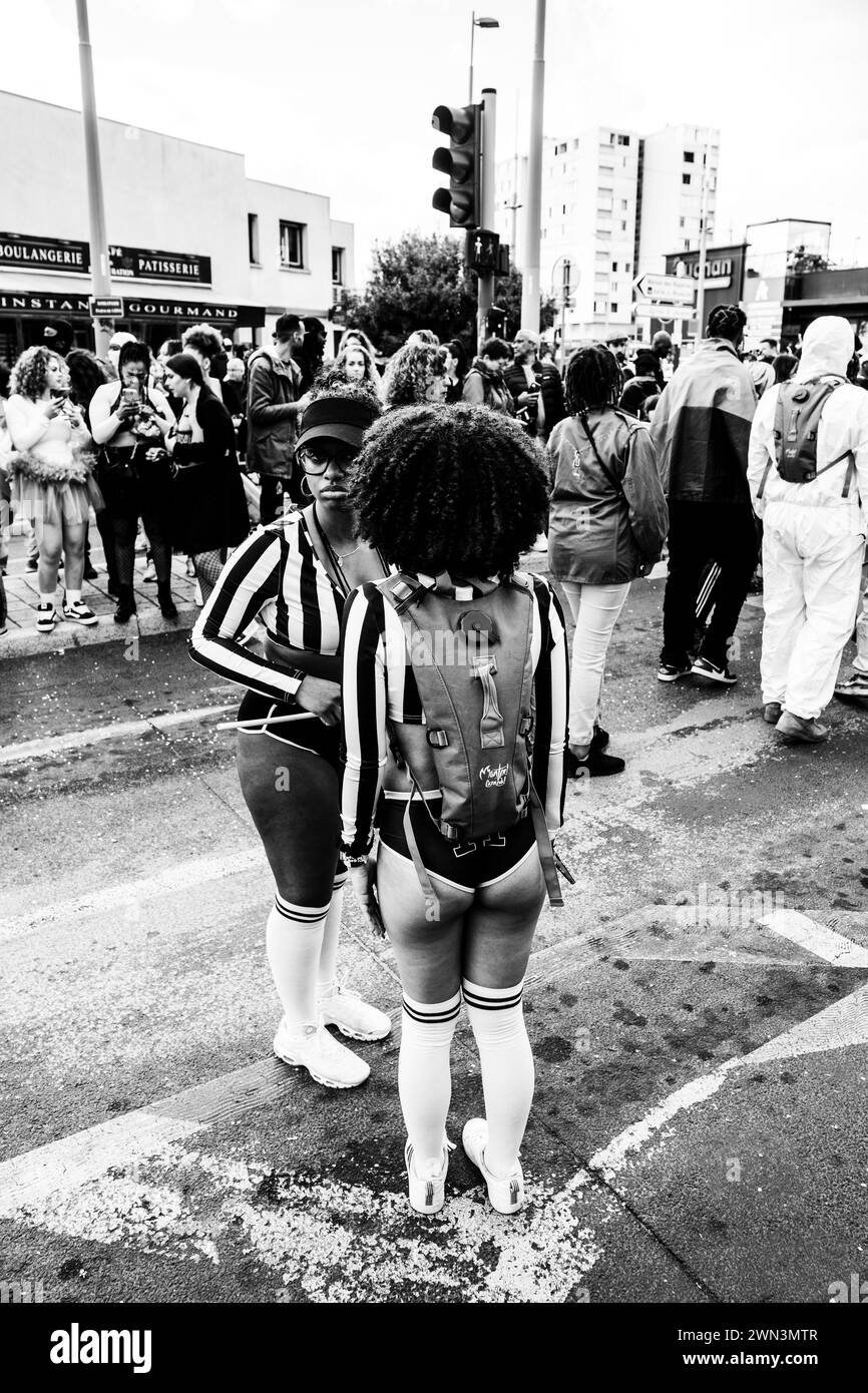 Une photo monochrome de femmes dans la foule à la manifestation, Carnaval de Montpellier Banque D'Images