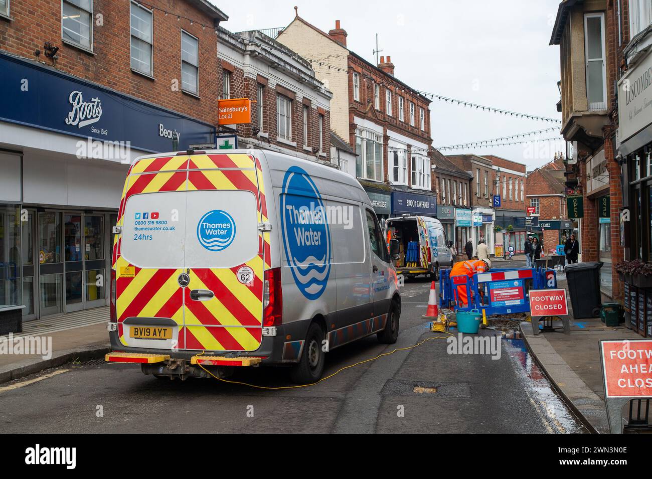 Henley on Thames, Oxfordshire, Royaume-Uni. 28 février 2024. Bell Street à Henley, Oxfordshire est actuellement fermée à la circulation tandis que Thames Water travaille sur les conduites d'eau. Thames Water aurait fait du lobbying auprès du gouvernement et du régulateur de l'eau OFWAT pour lui permettre d'augmenter les factures des clients de 40%. Ils demandent également de pouvoir payer des amendes moins élevées pour les incidents de pollution afin d'éviter un sauvetage par les contribuables. Crédit : Maureen McLean/Alamy Live News Banque D'Images