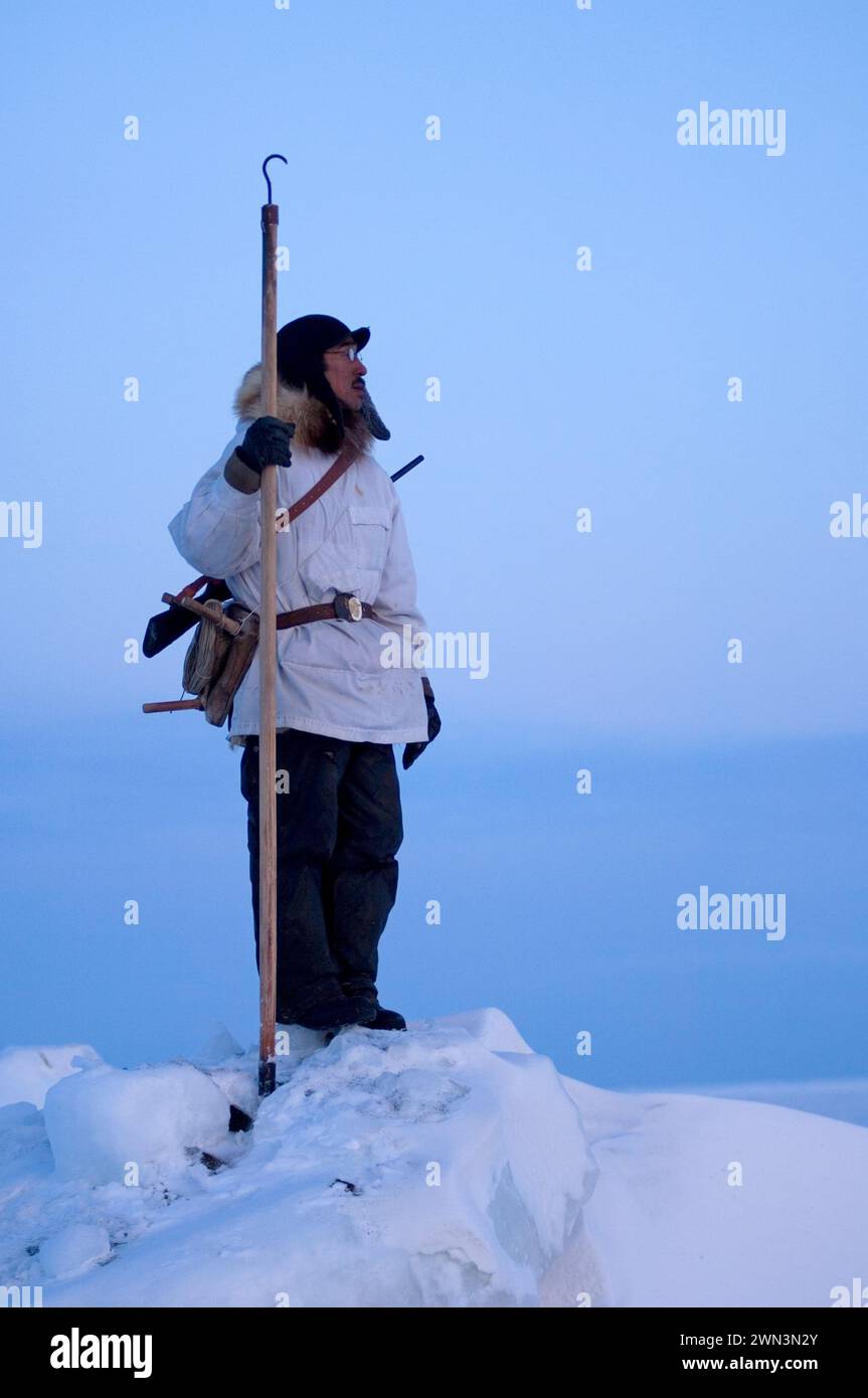 Inupiaq chasseur de phoques chasseur près de plomb ouvert à la pointe de Hope Tigia Arctique Alaska Banque D'Images