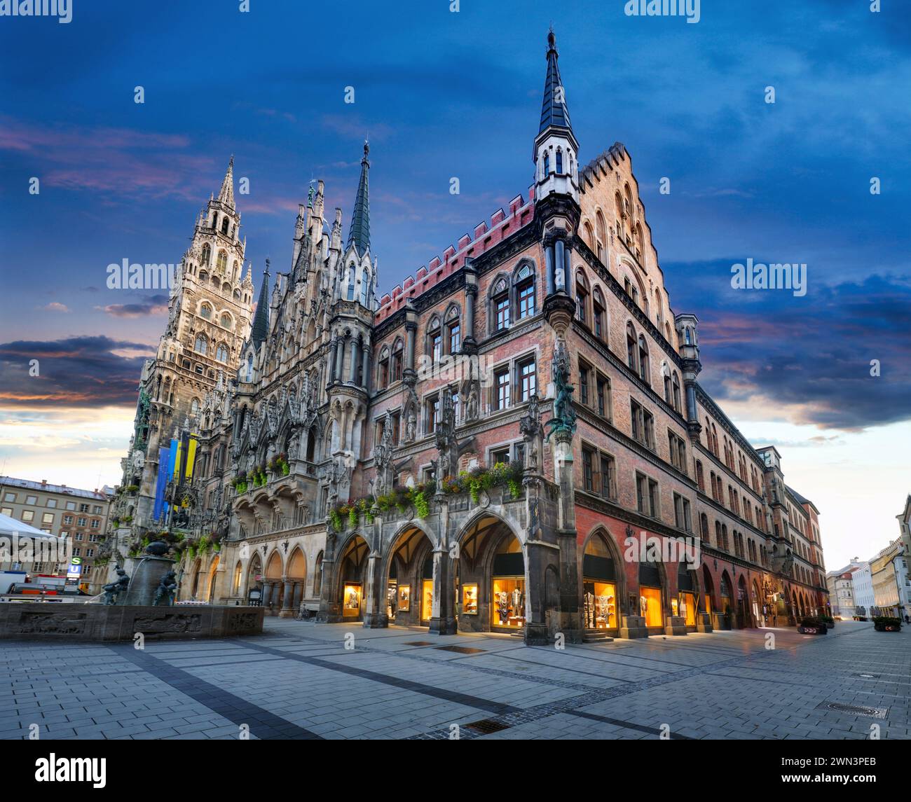 Munich. Image du paysage urbain de la place Marien ( Marienplatz ) à Munich, Allemagne pendant l'heure bleue du crépuscule. Banque D'Images