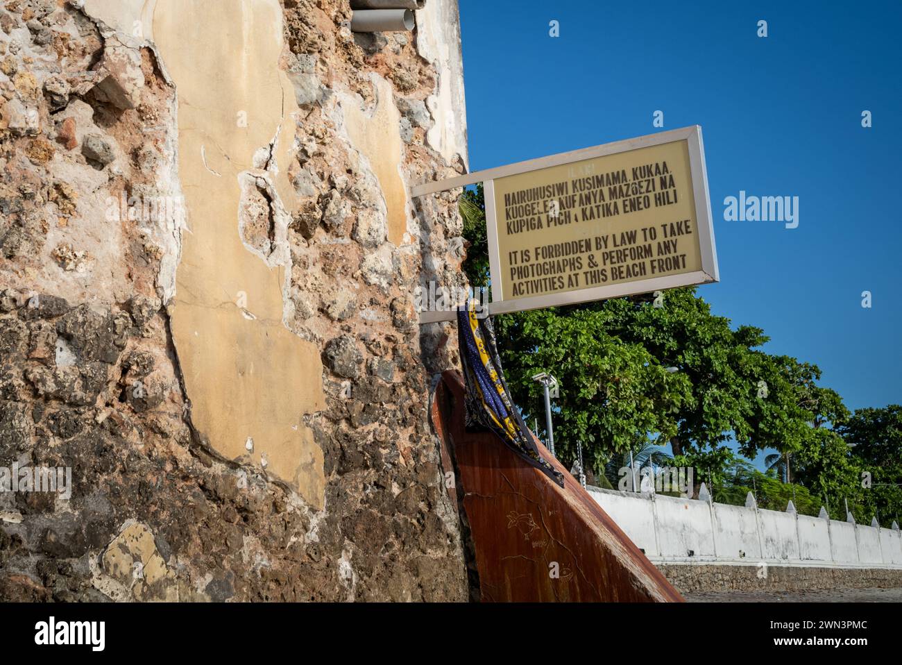 Un panneau sur la plage interdisant la photographie et les activités à Stone Town, Zanzibar, Tanzanie Banque D'Images