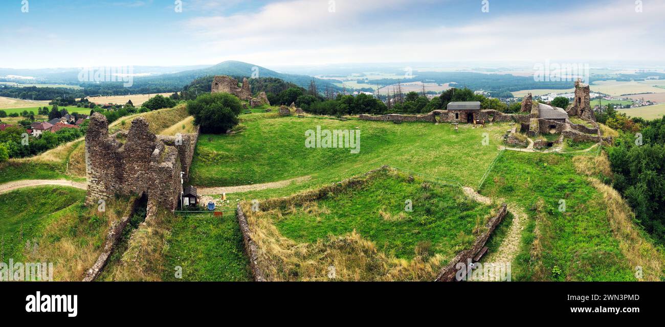 Ruine du château Lichnice sur la colline en été et point de vue, République tchèque Banque D'Images