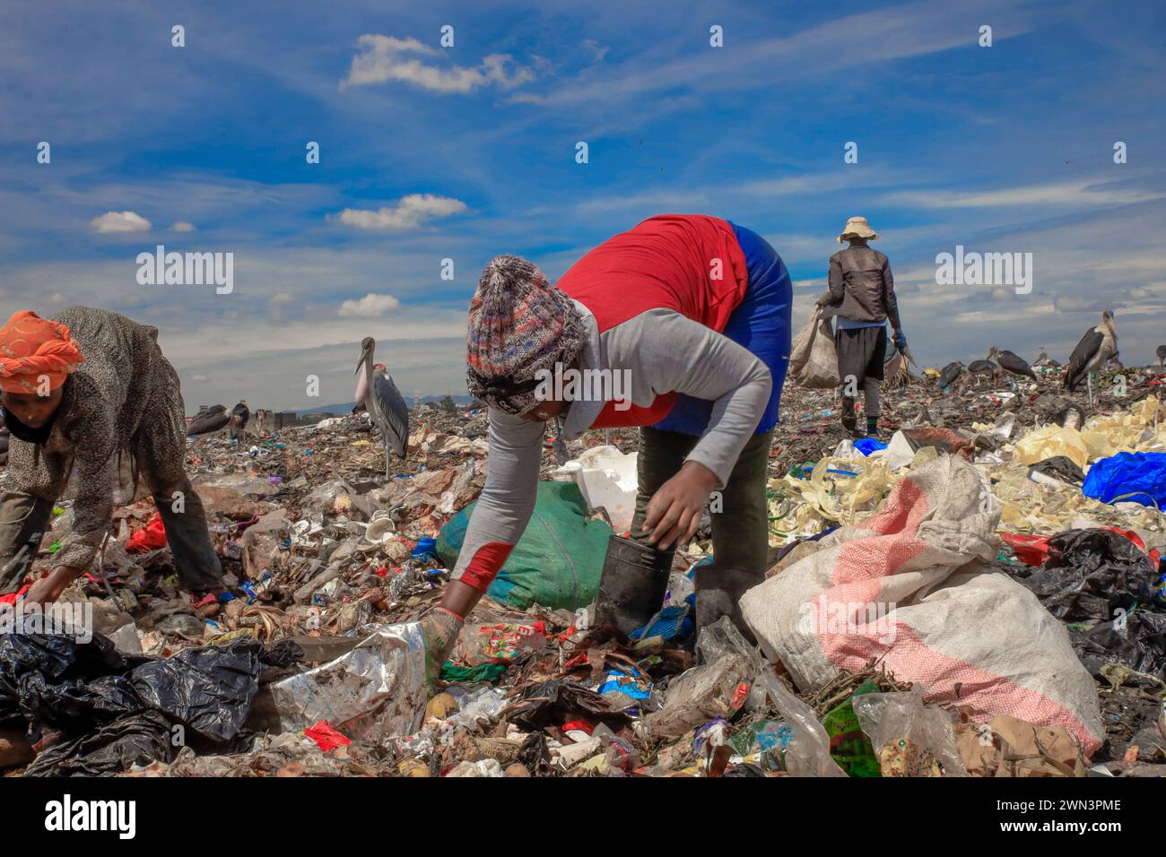 Nairobi, KENYA. 28 février 2024. Les collecteurs de déchets récupèrent des produits recyclables à la décharge de Dandora à Nairobi, au Kenya. Dandora est un bidonville de Nairobi Kenya qui a été fondé en.1977. À l'intérieur du bidonville de Dandora se trouve l'une des plus grandes et des plus connues décharge de Dandora. Le site de 30 acres avec environ 850 déchets solides générés dans tout Nairobi a été fondé en 1975. Chaque minute, les récupérateurs de déchets sur le site déchargent les déchets des différents camions arrivant sur le site. Les récupérateurs de déchets qui sont également résidents de différentes parties des bidonvilles de Dandora dépendent de la décharge.comme une source Banque D'Images